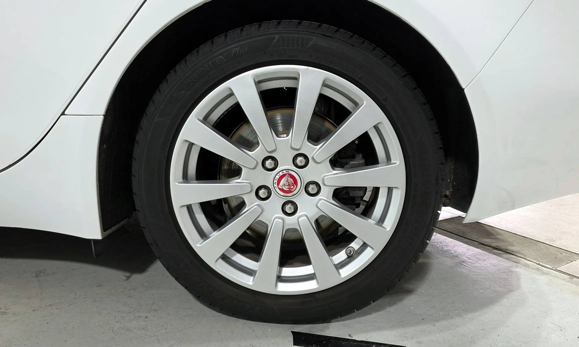 Jaguar XE превью 5