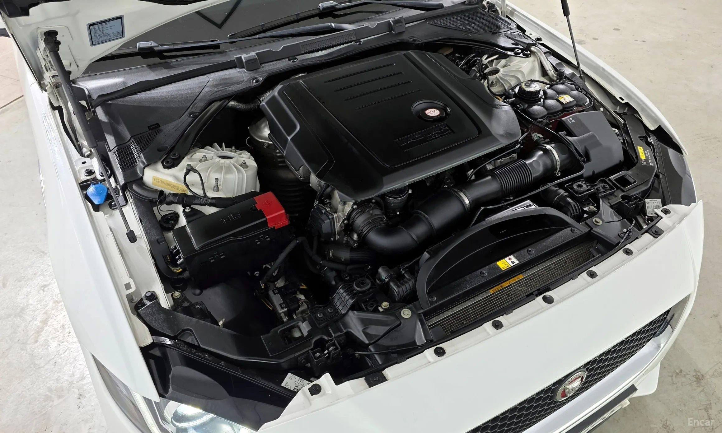 Jaguar XE превью 6