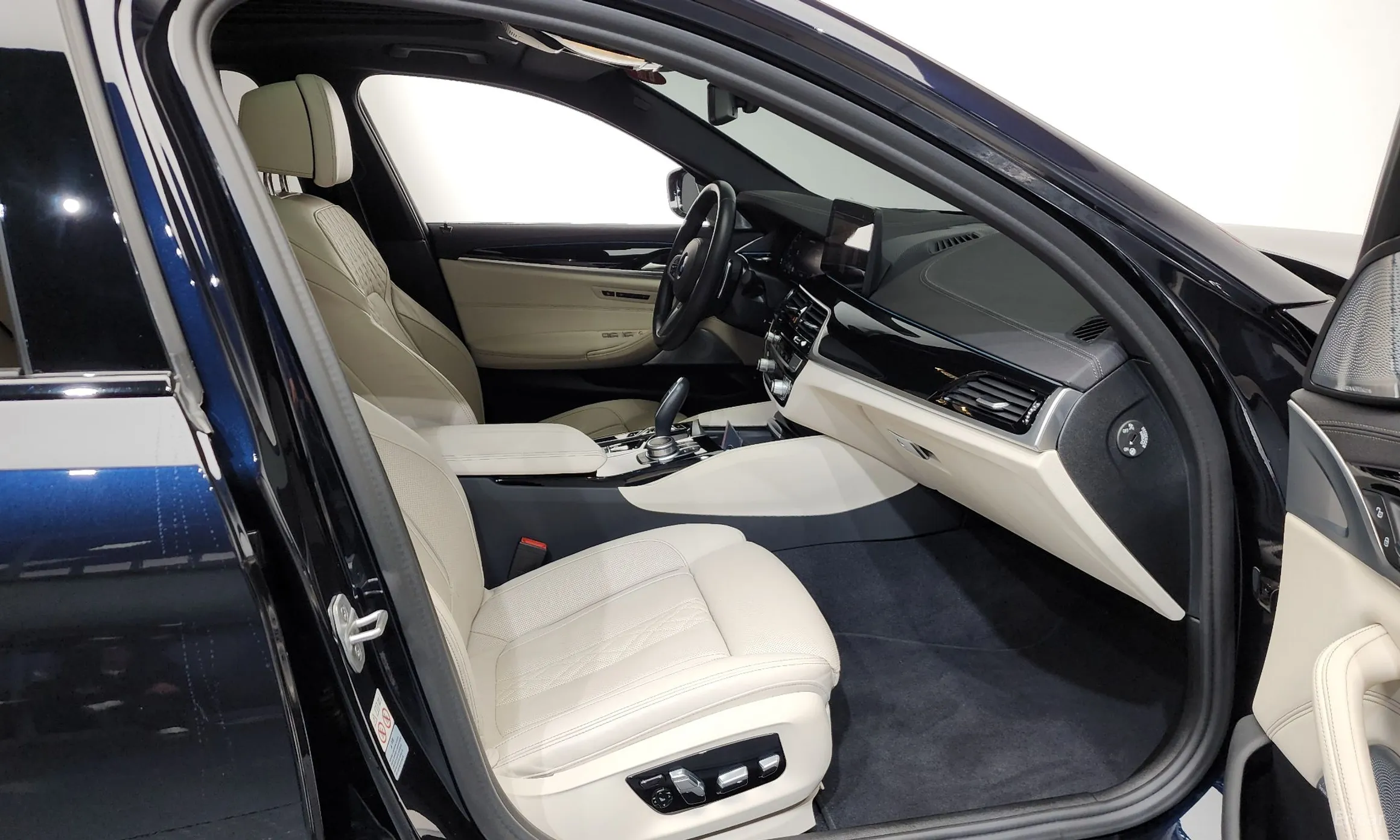 BMW 5 Series (G30) превью 11