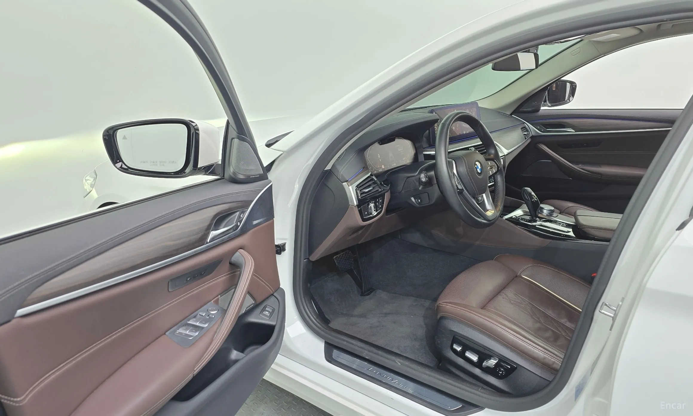 BMW 5 Series (G30) превью 10