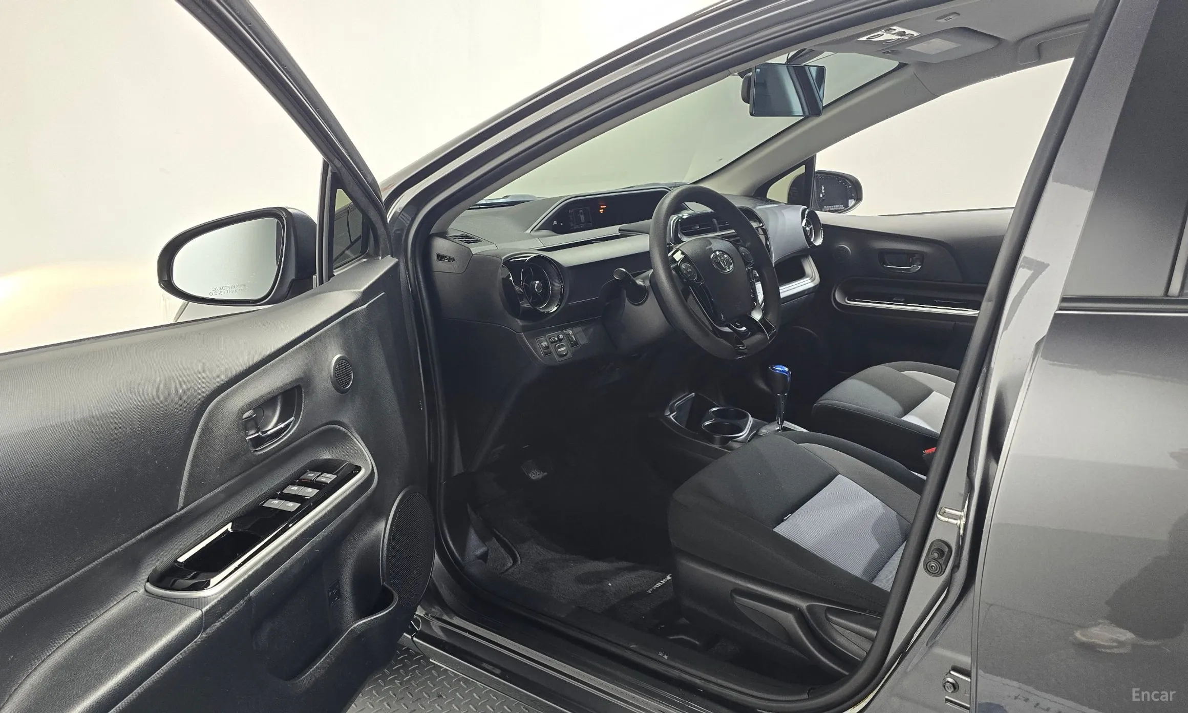 Toyota Prius C превью 10