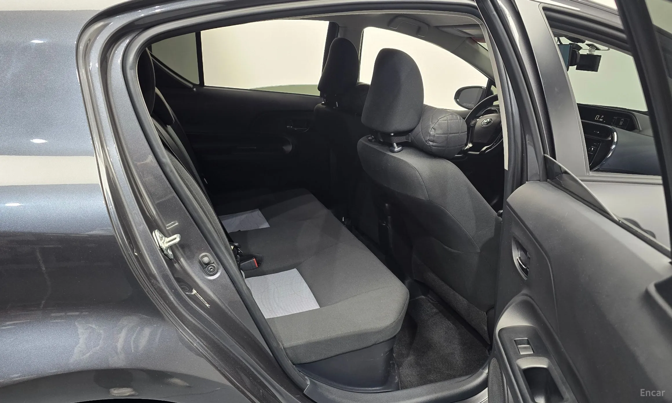 Toyota Prius C превью 12