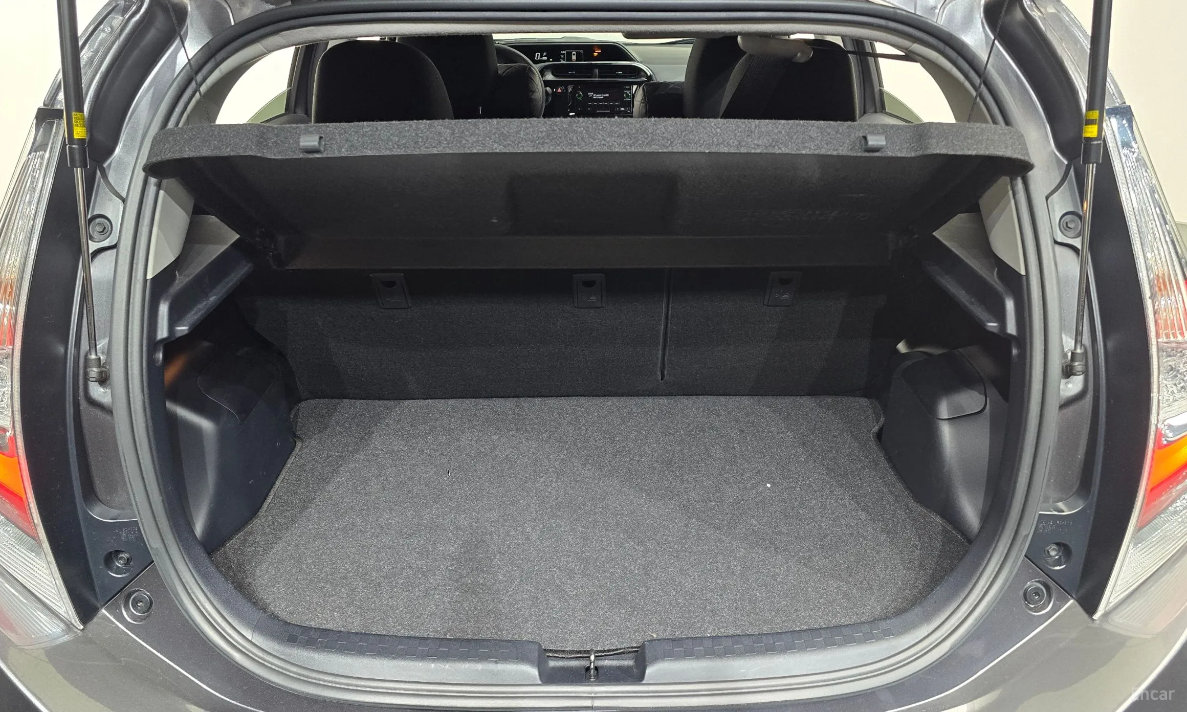 Toyota Prius C превью 20