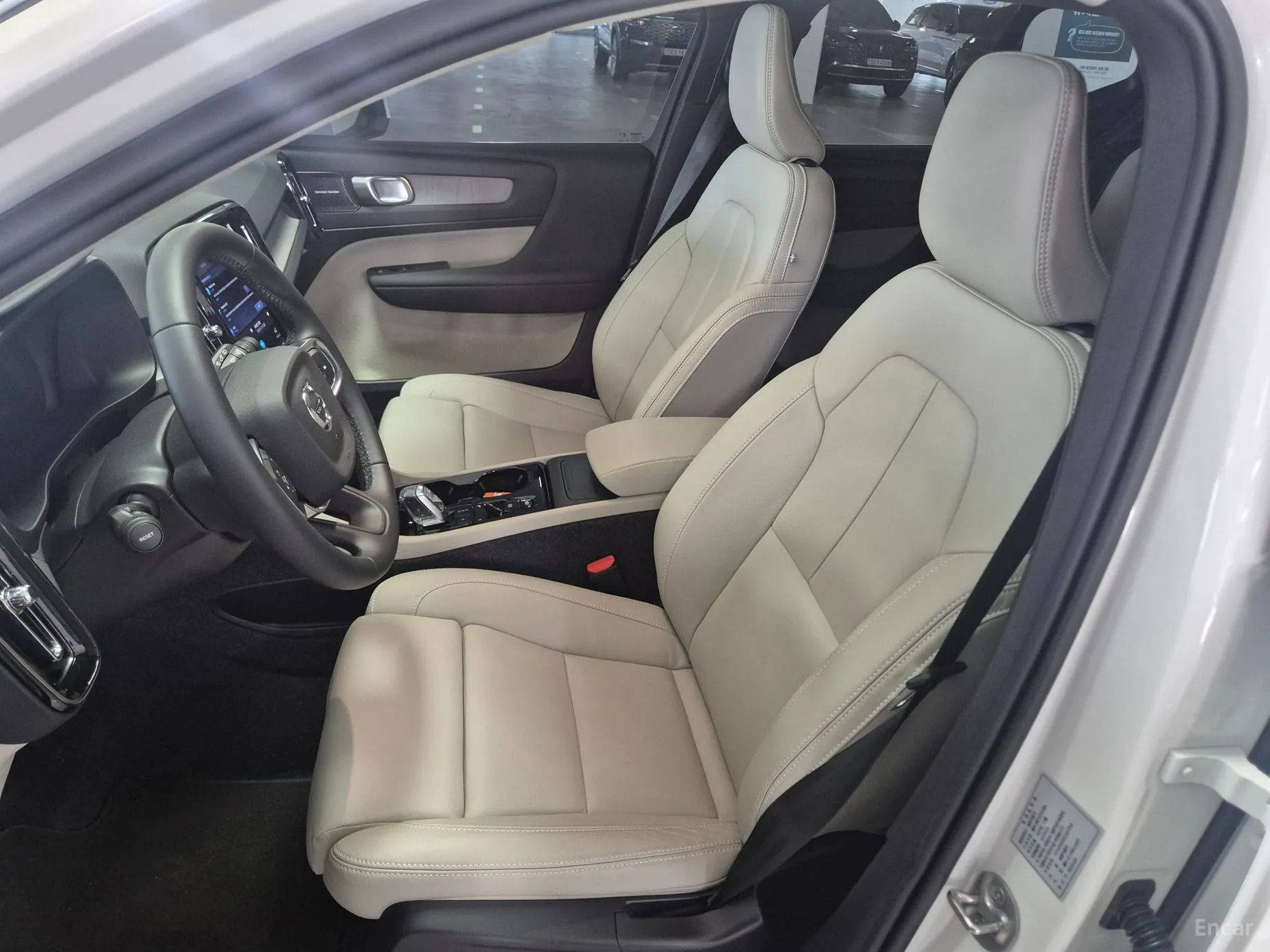 Volvo XC40 превью 10