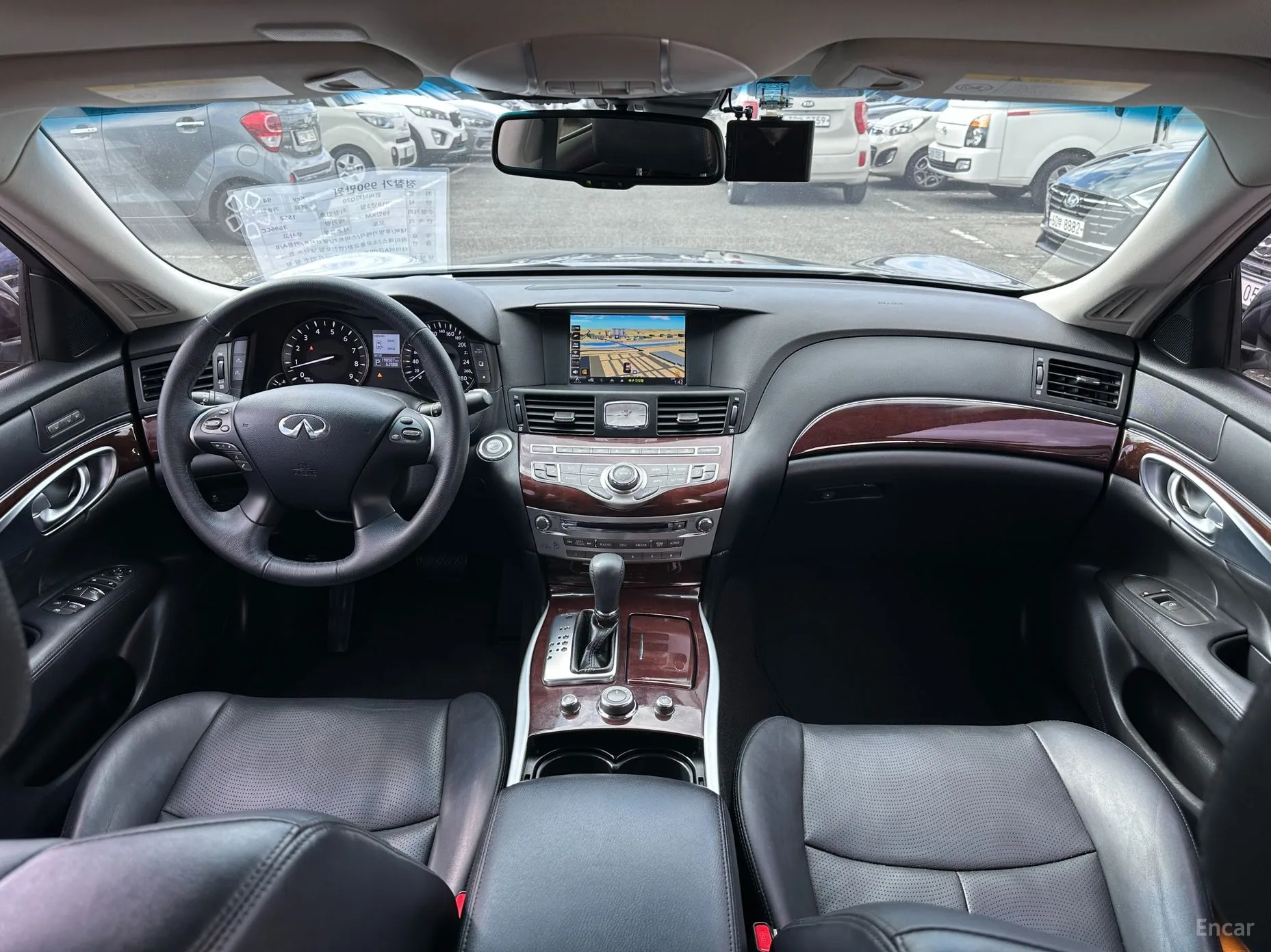 Infiniti Q70 превью 10