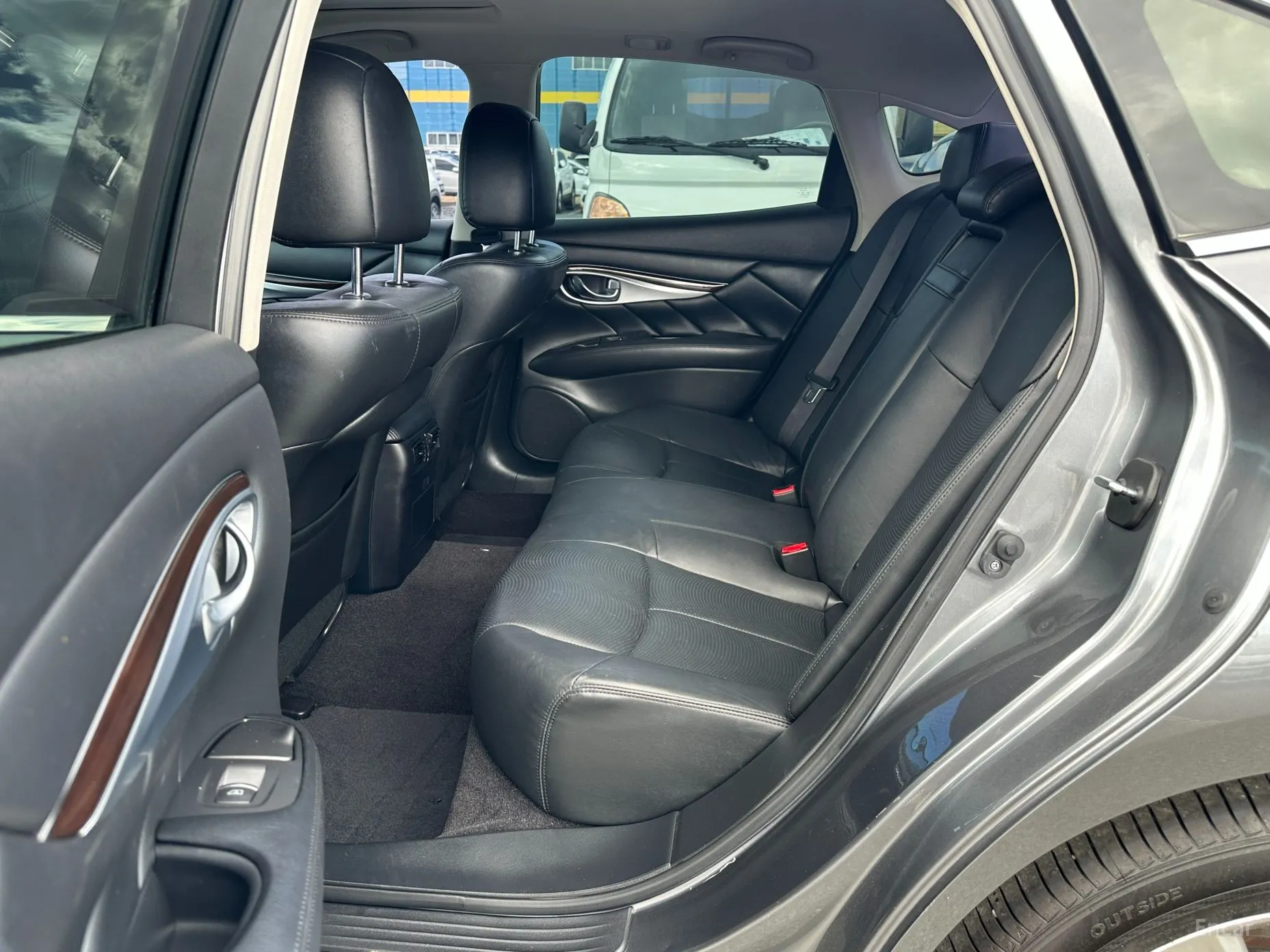 Infiniti Q70 превью 16