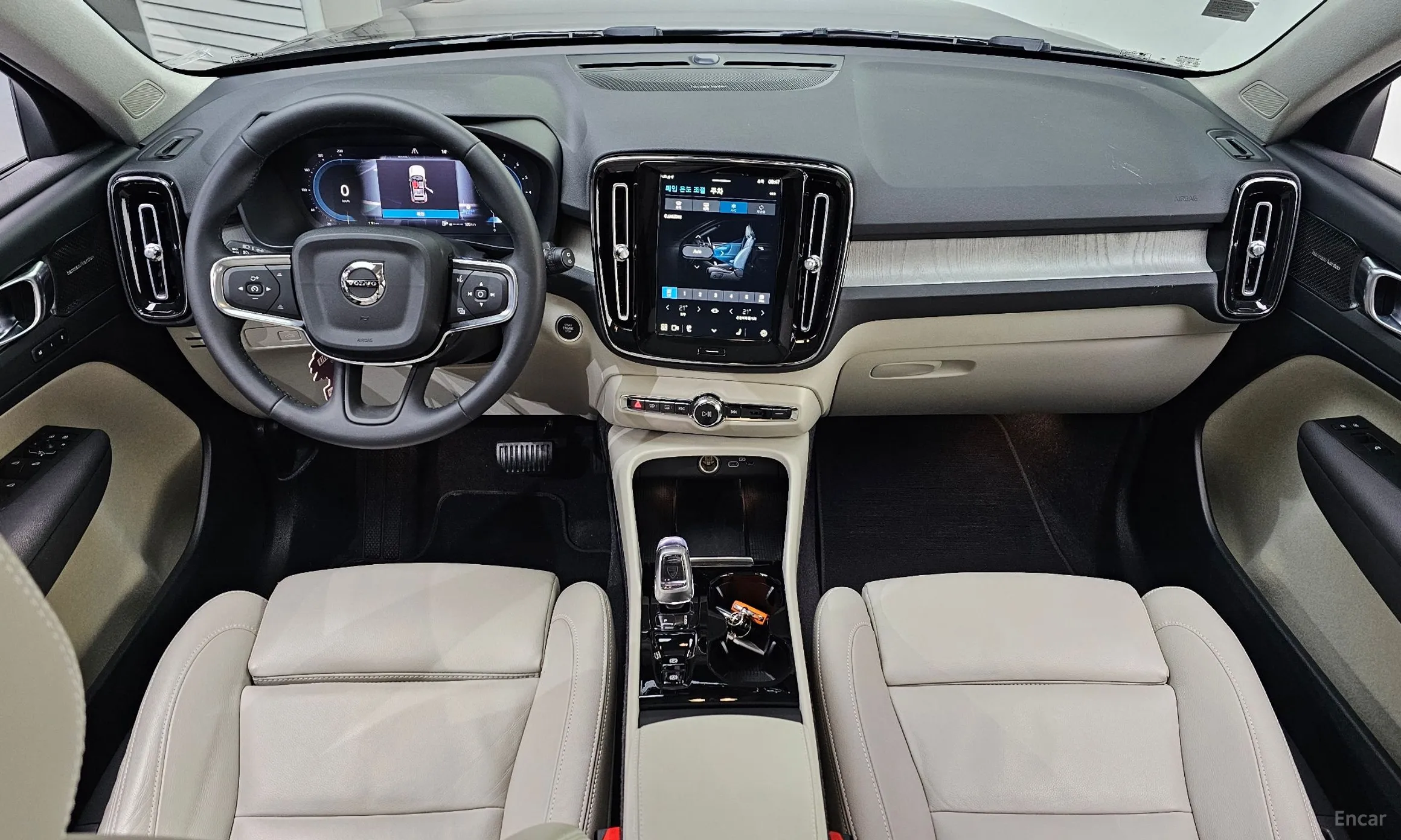 Volvo XC40 превью 7