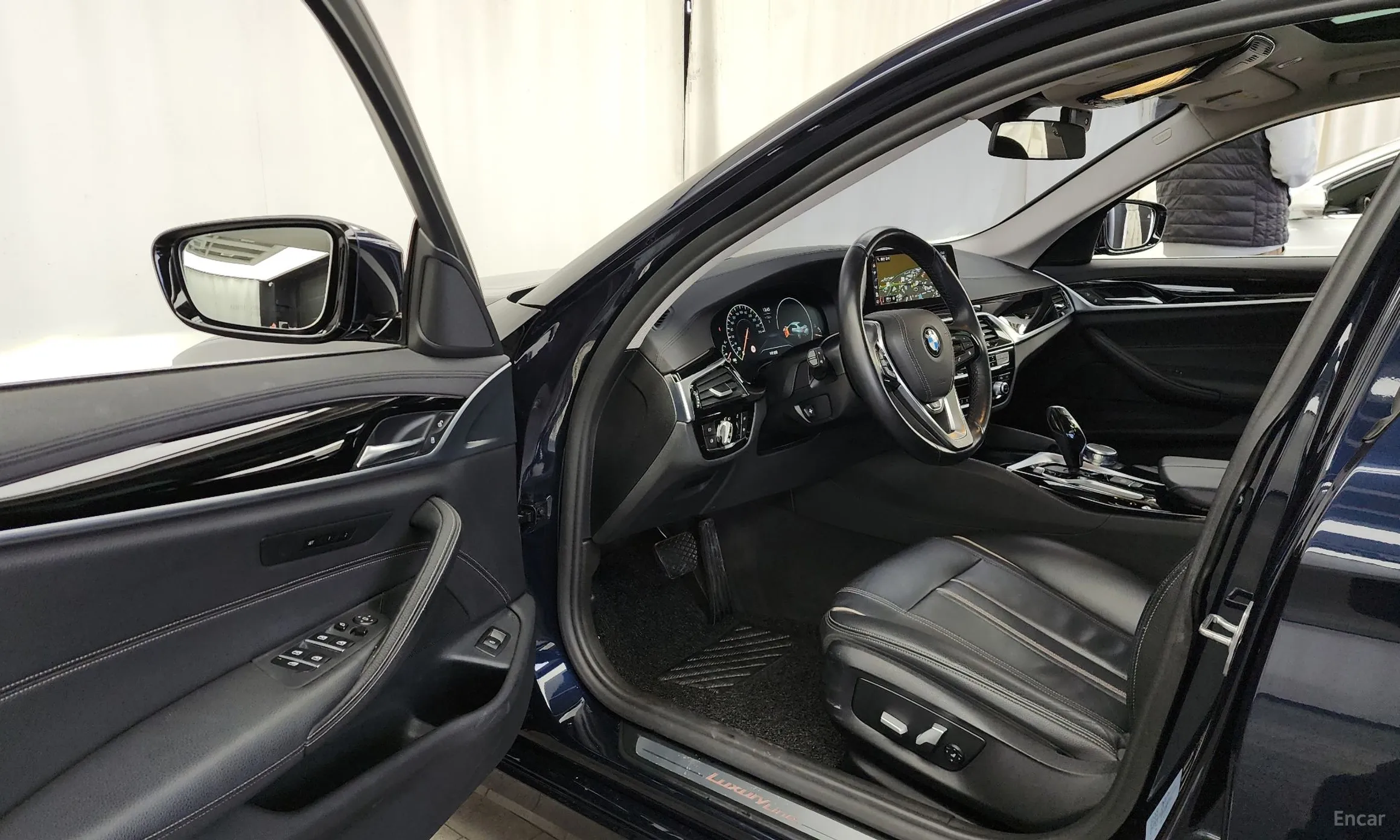 BMW 5 Series (G30) превью 10