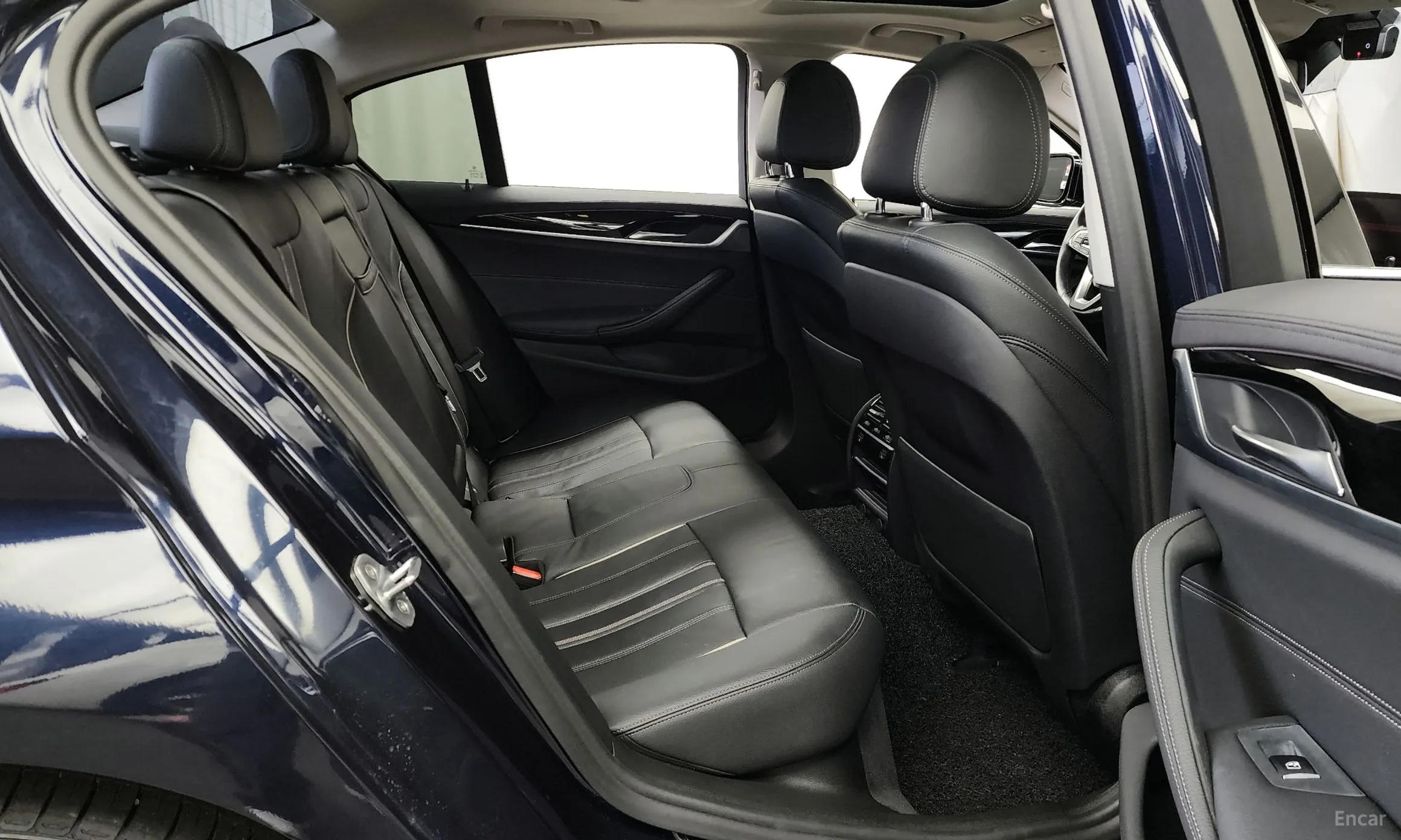 BMW 5 Series (G30) превью 12