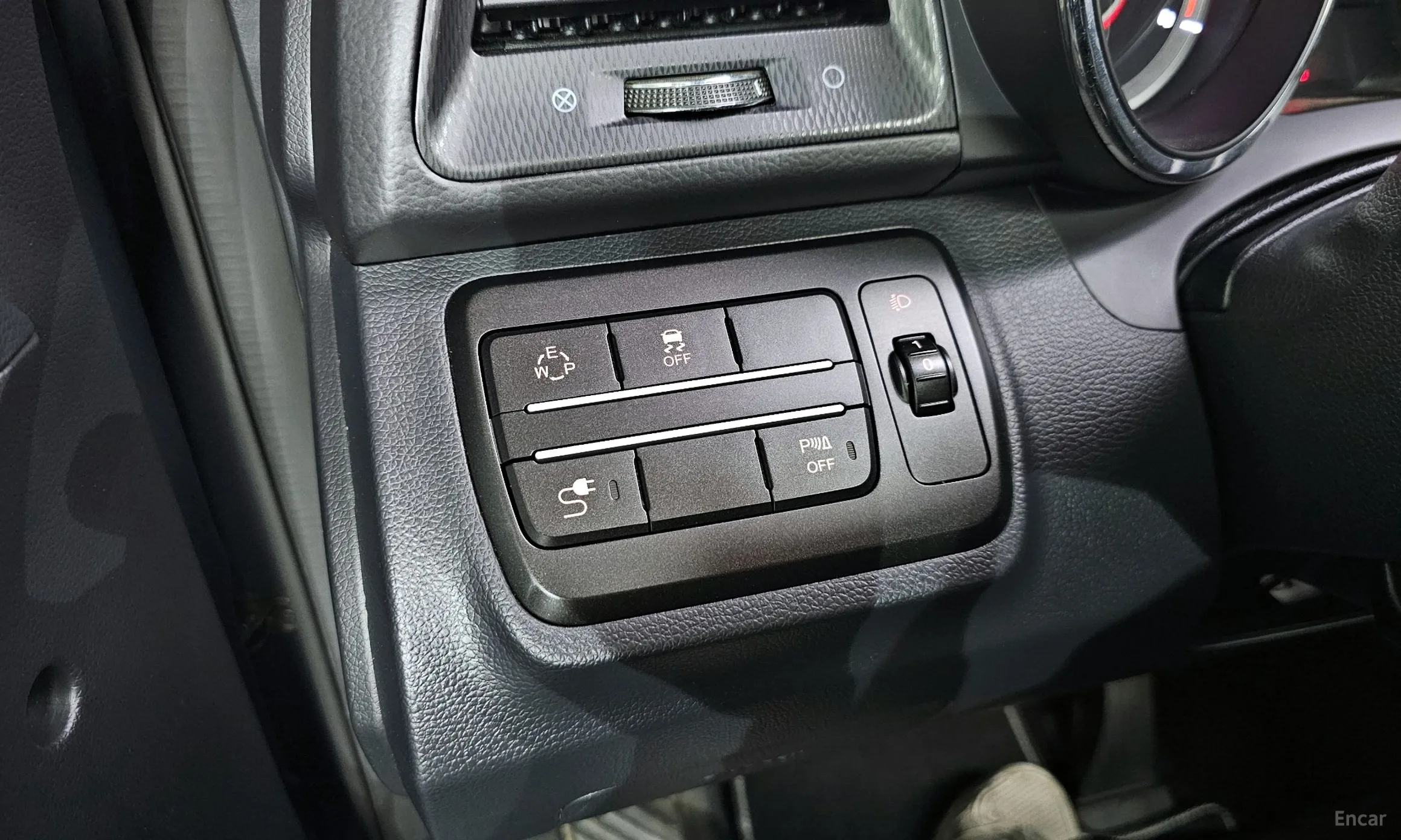 KG Mobility (SsangYong) Tivoli Air превью 14
