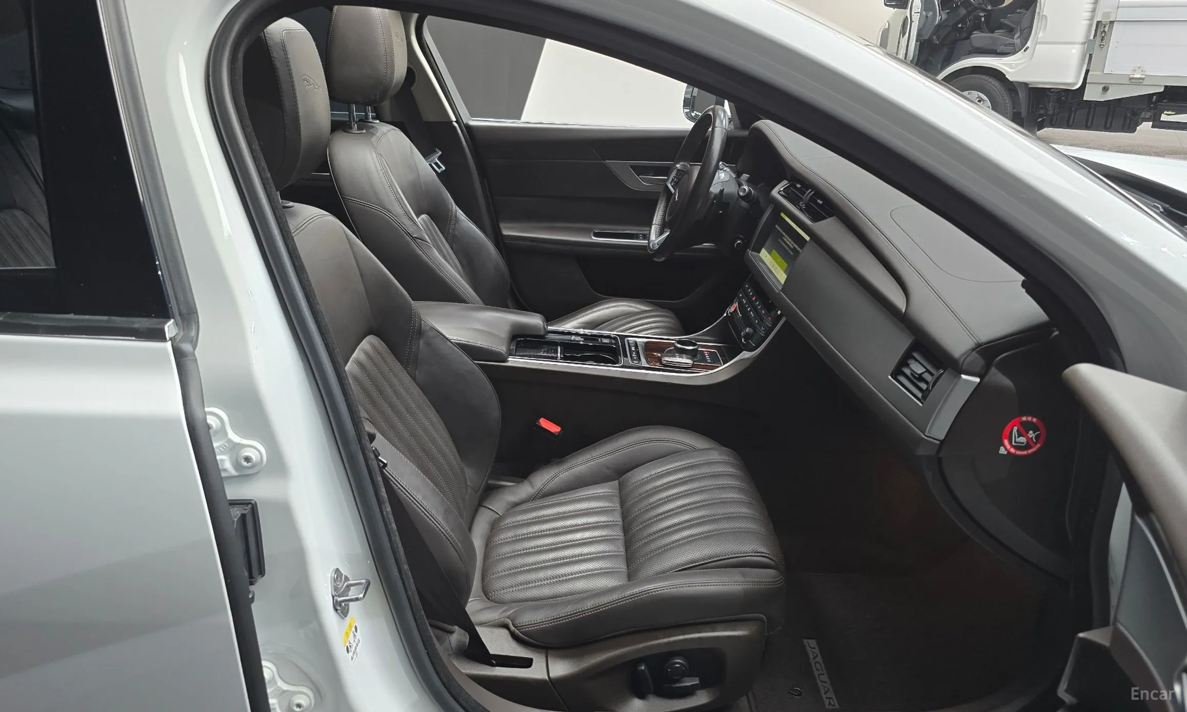 Jaguar XF (x260) превью 10