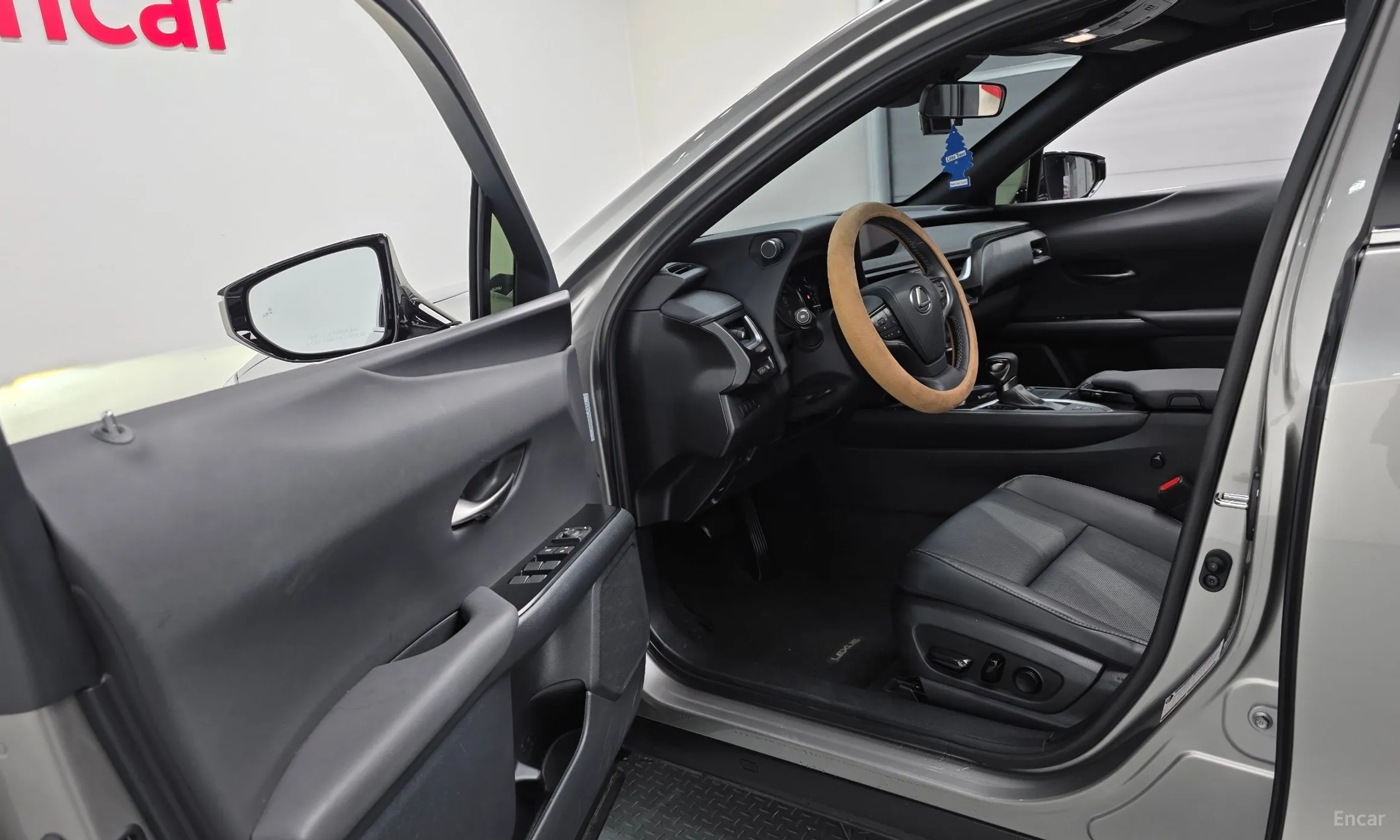 Lexus UX250h превью 10