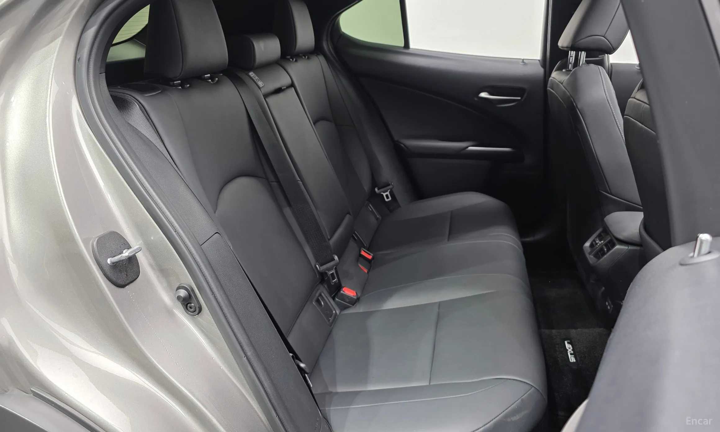Lexus UX250h превью 12