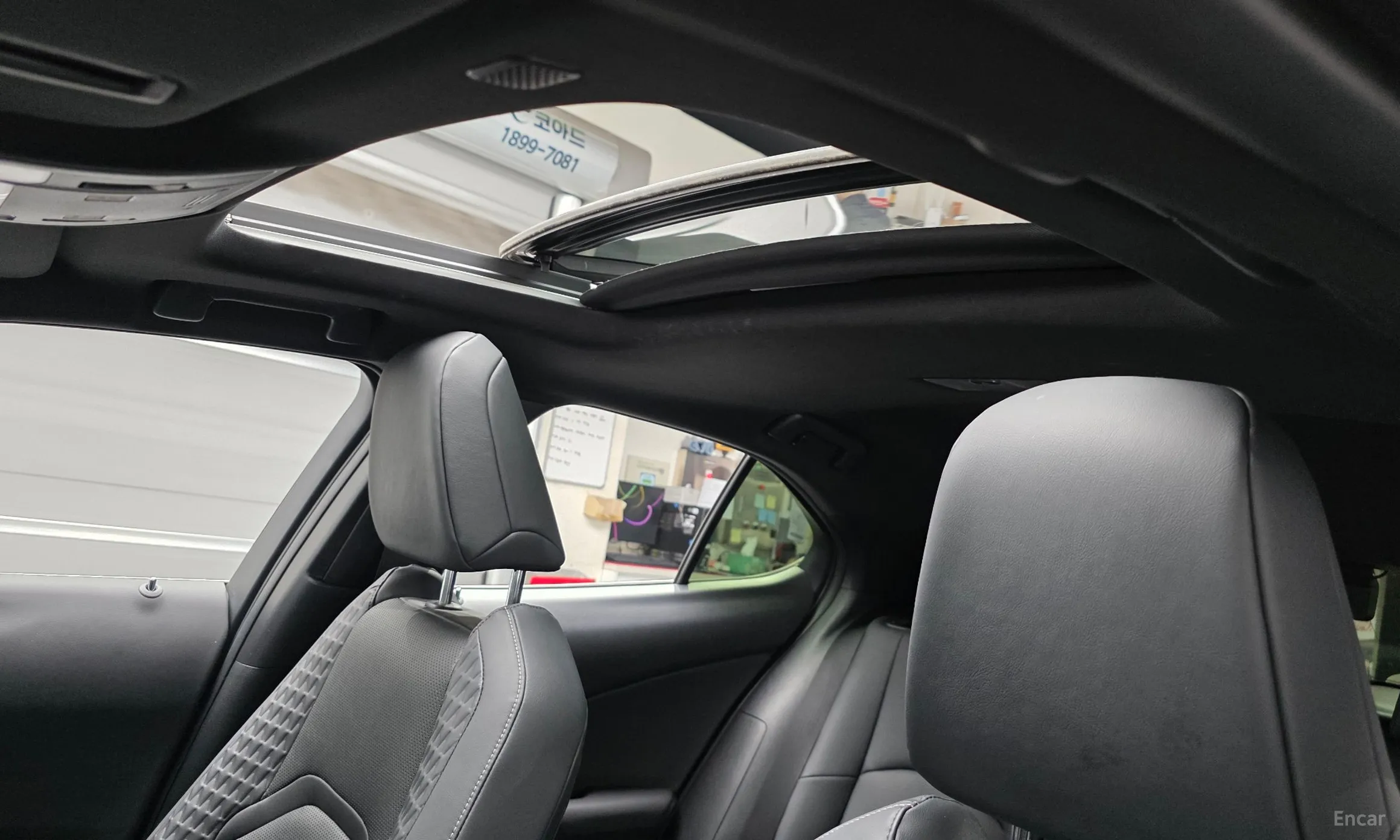 Lexus UX250h превью 17