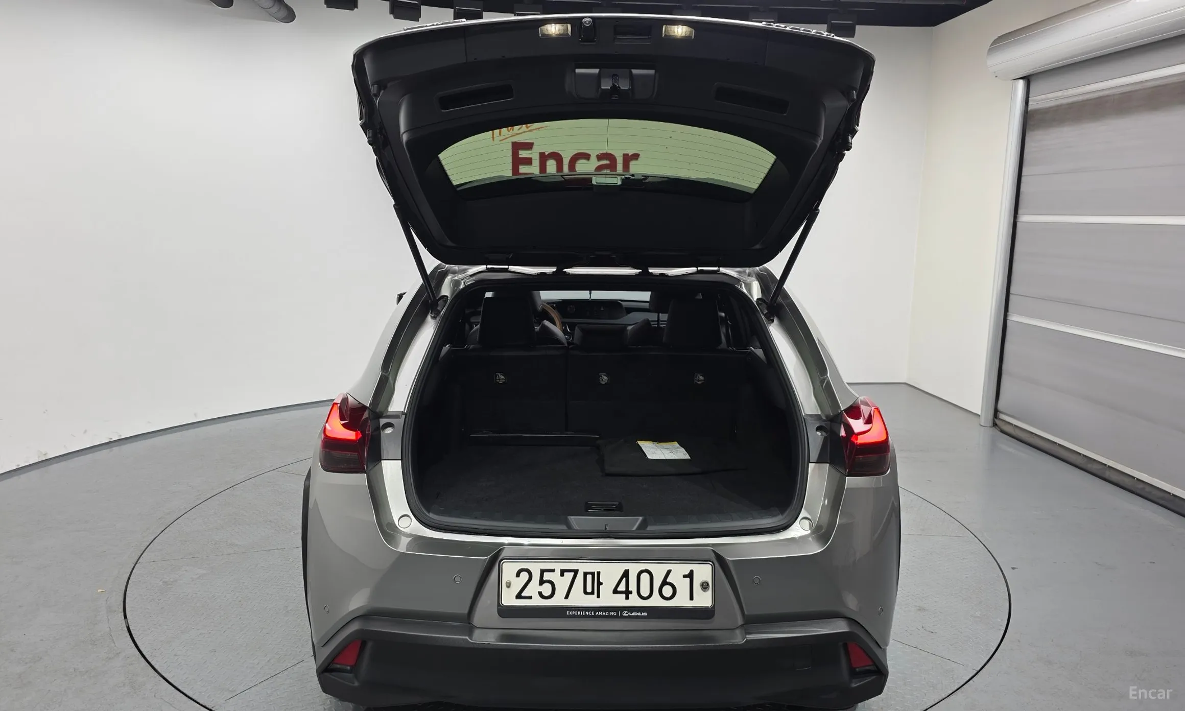 Lexus UX250h превью 20
