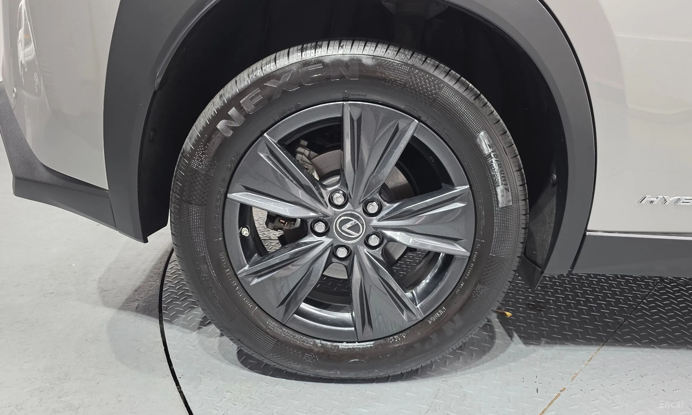 Lexus UX250h превью 5