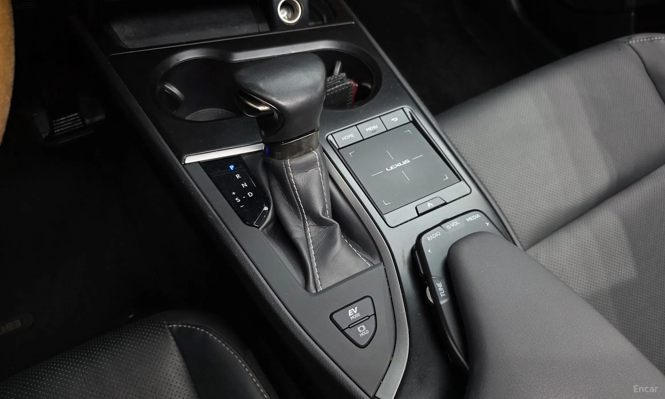 Lexus UX250h превью 9