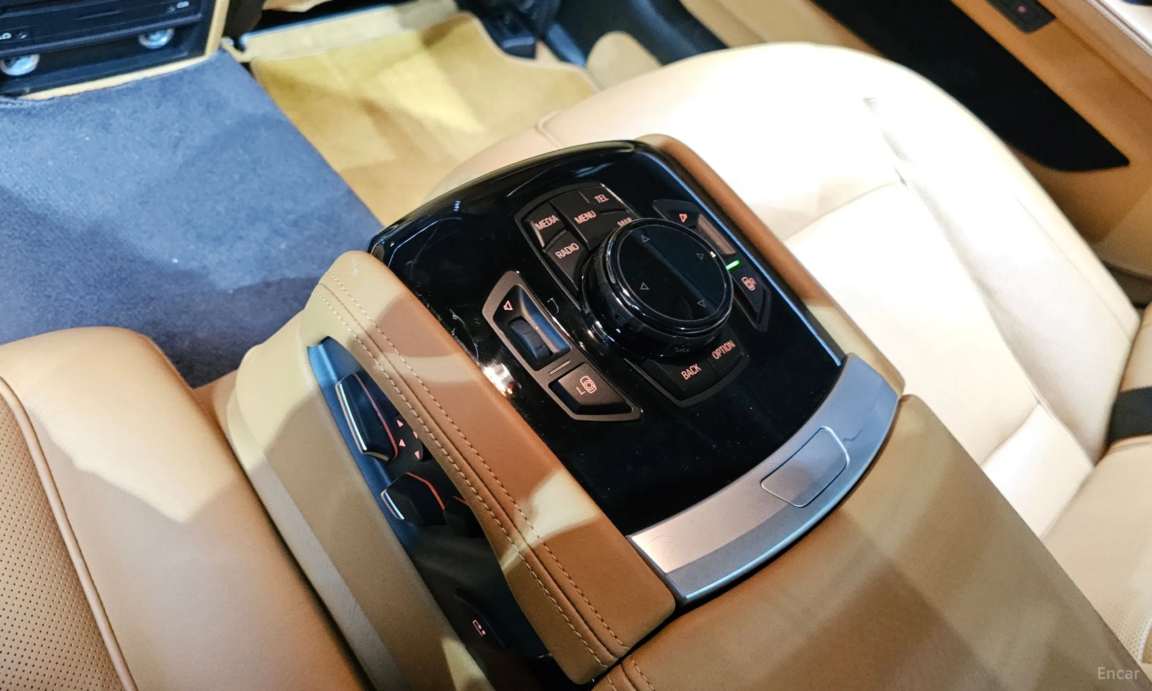 BMW 7 Series (F01) превью 19