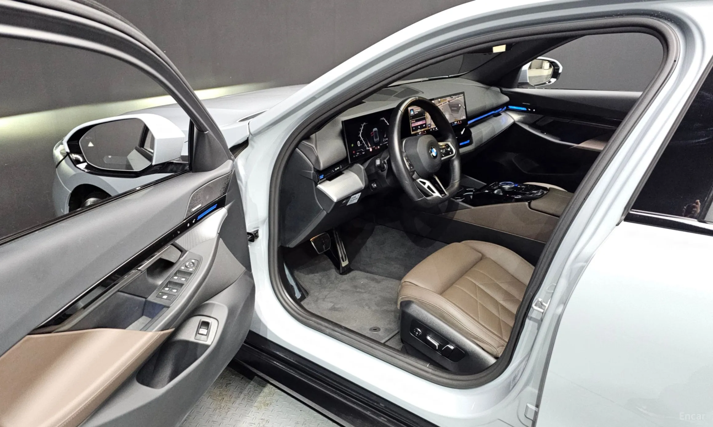 BMW 5 Series (G60) превью 10