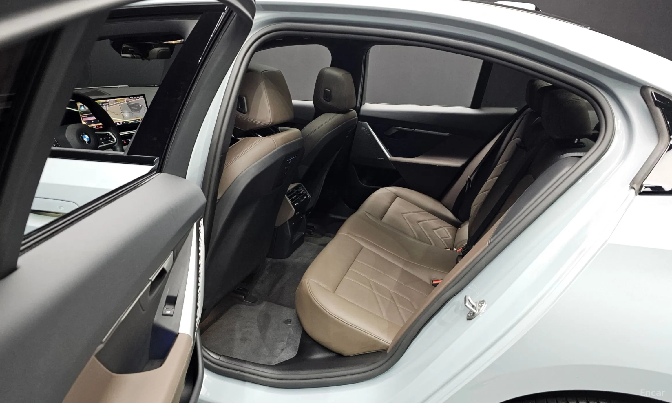 BMW 5 Series (G60) превью 12