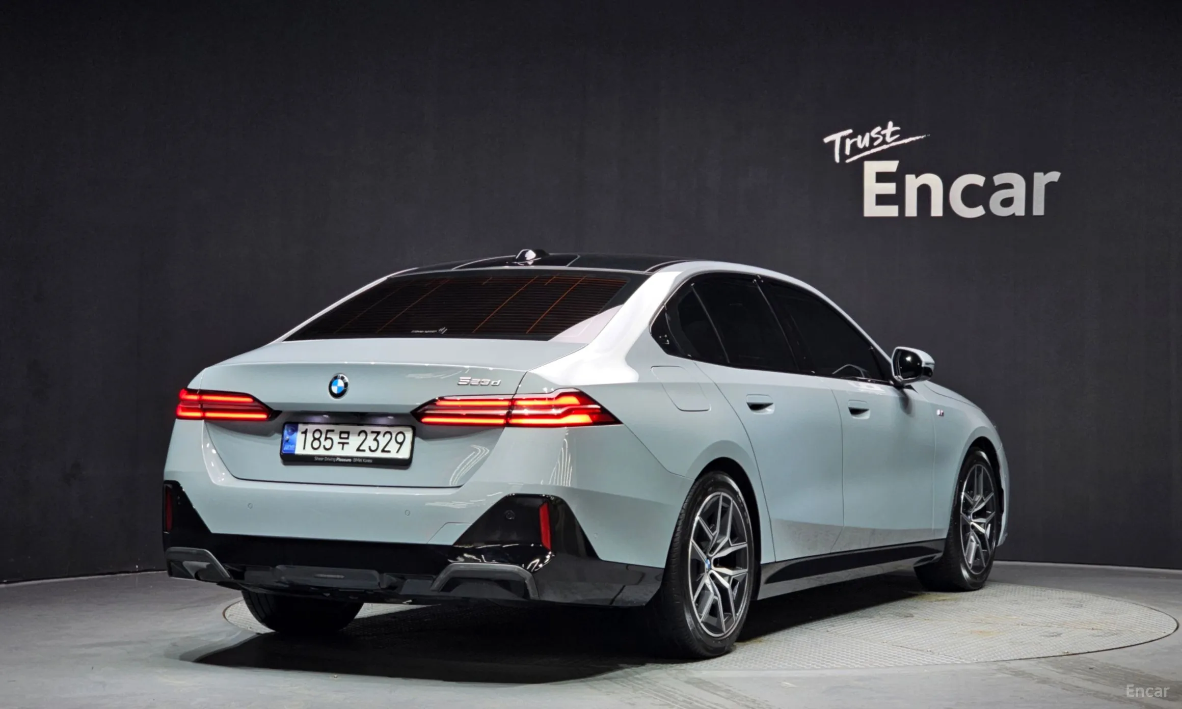 BMW 5 Series (G60) превью 2