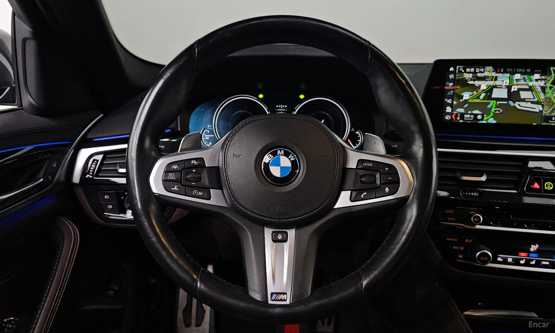 BMW 5 Series (G30) превью 14