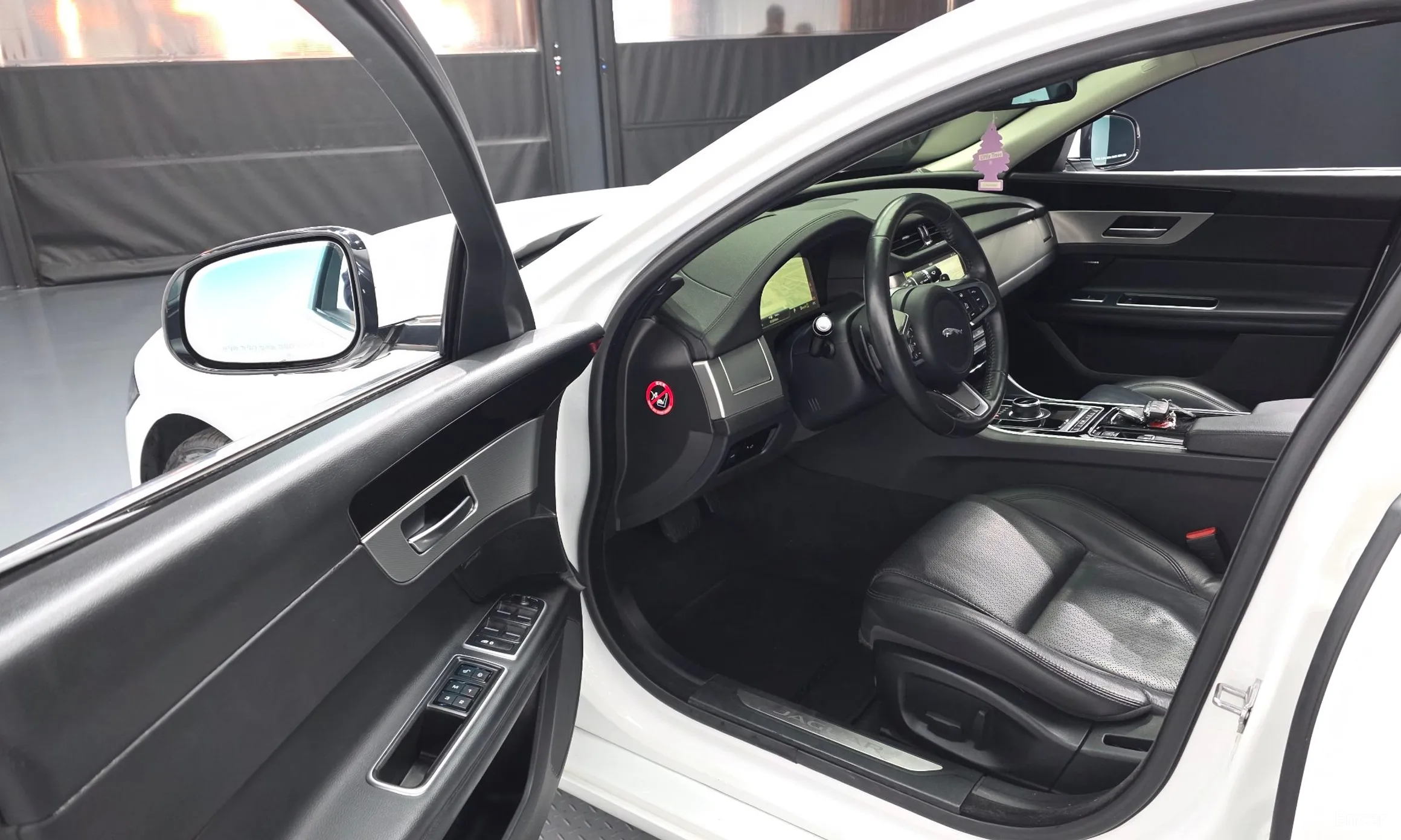 Jaguar XF (x260) превью 10