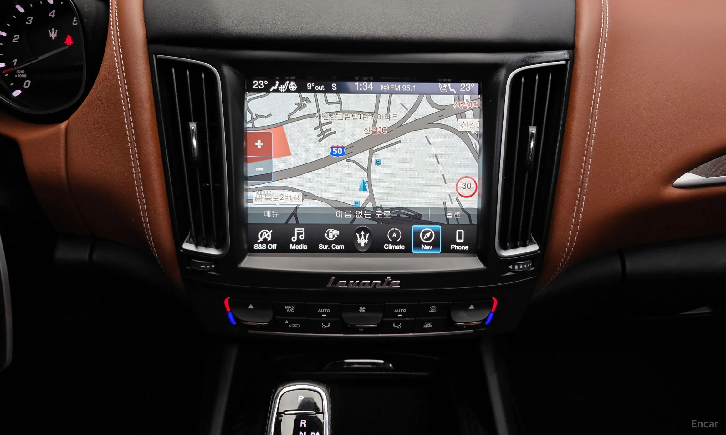 Maserati Levante превью 14