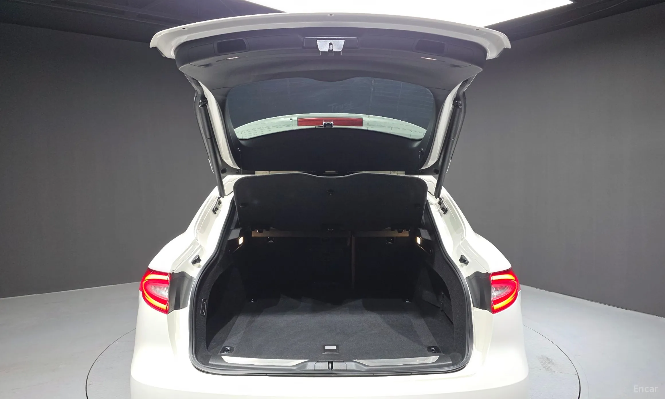 Maserati Levante превью 20