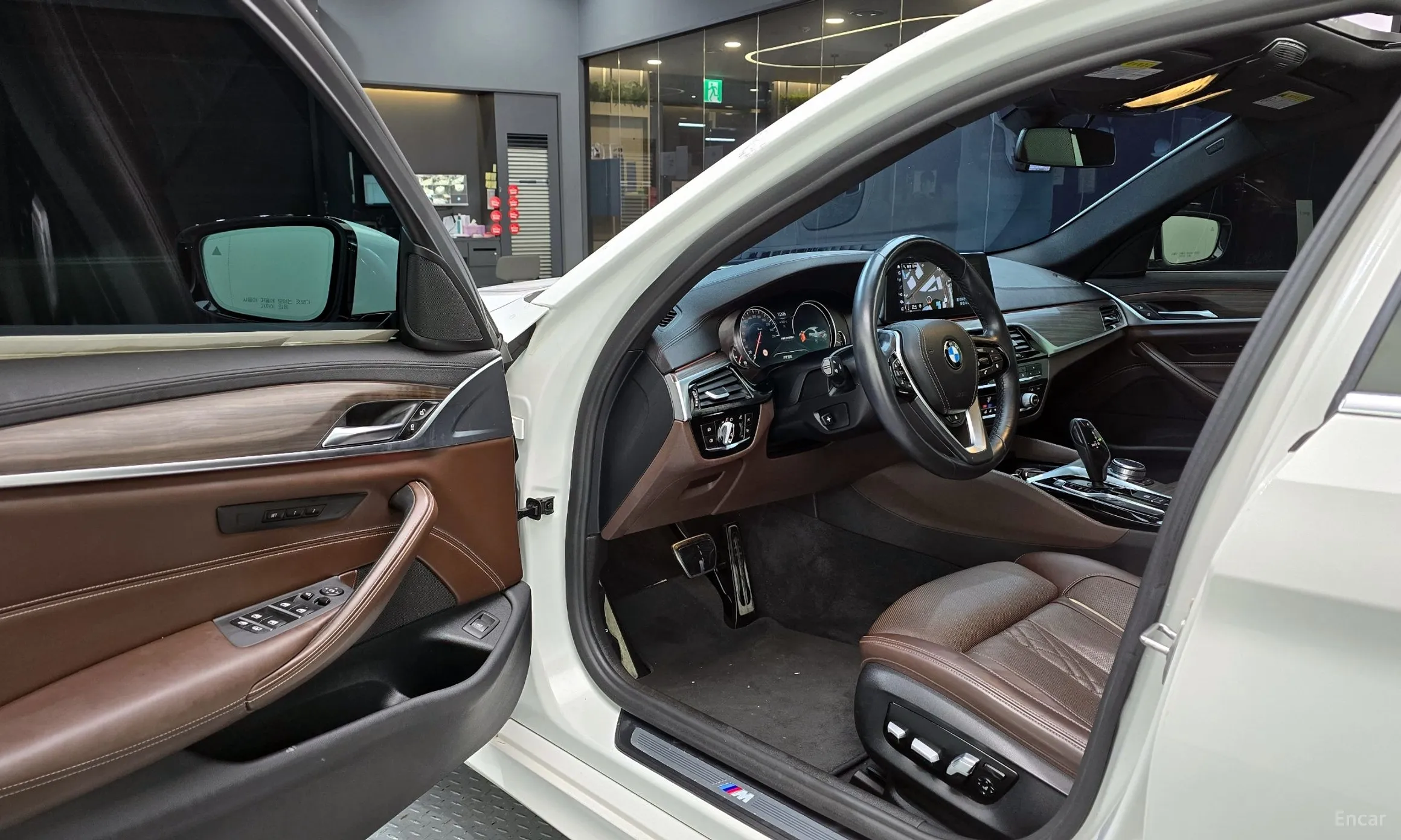 BMW 5 Series (G30) превью 11