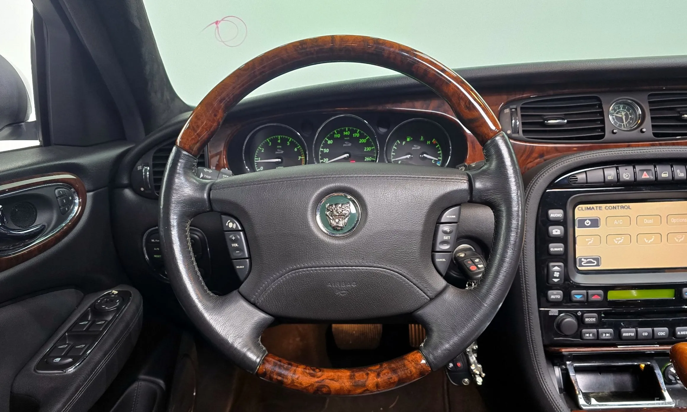 Jaguar XJ-6 превью 13