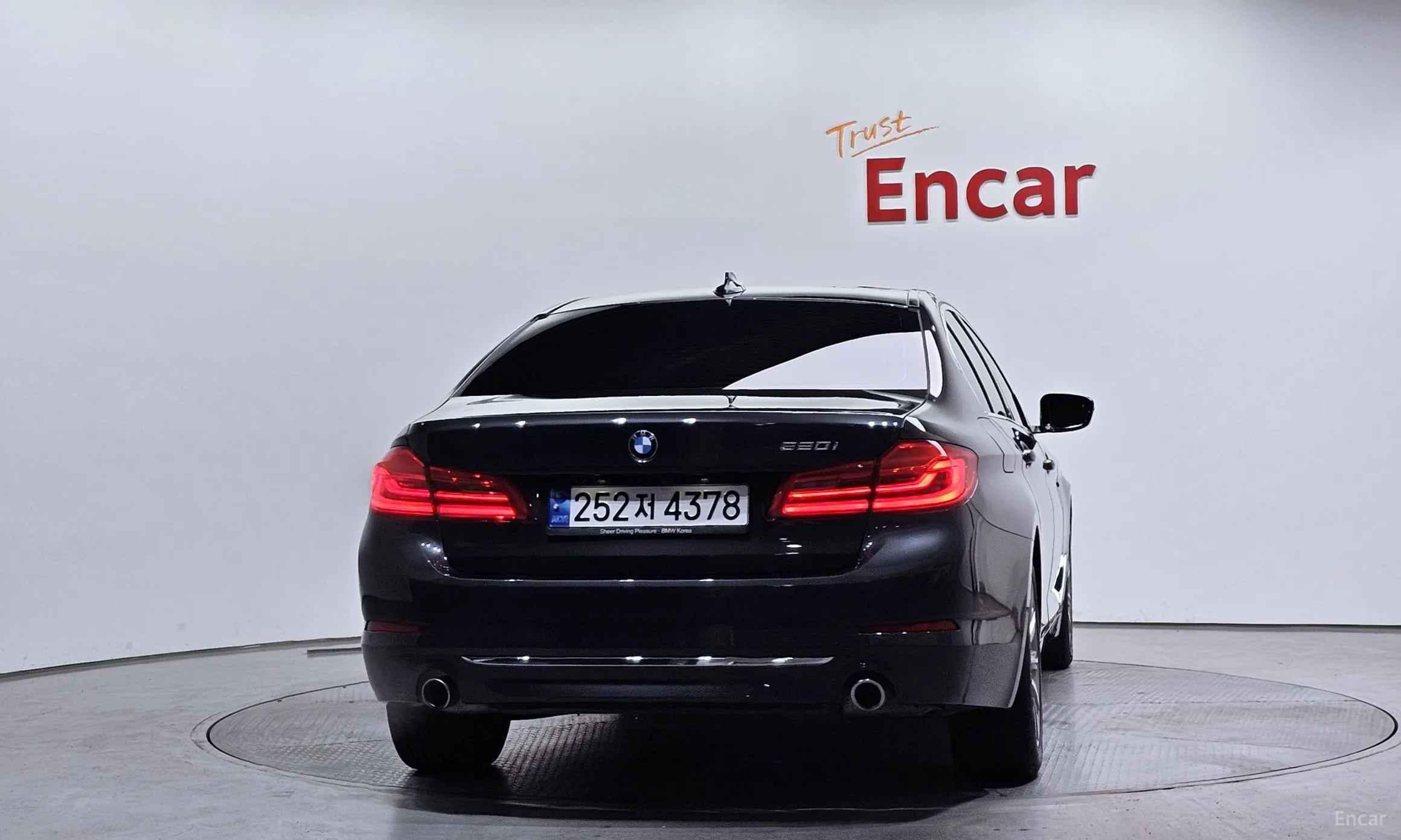 BMW 5 Series (G30) превью 4