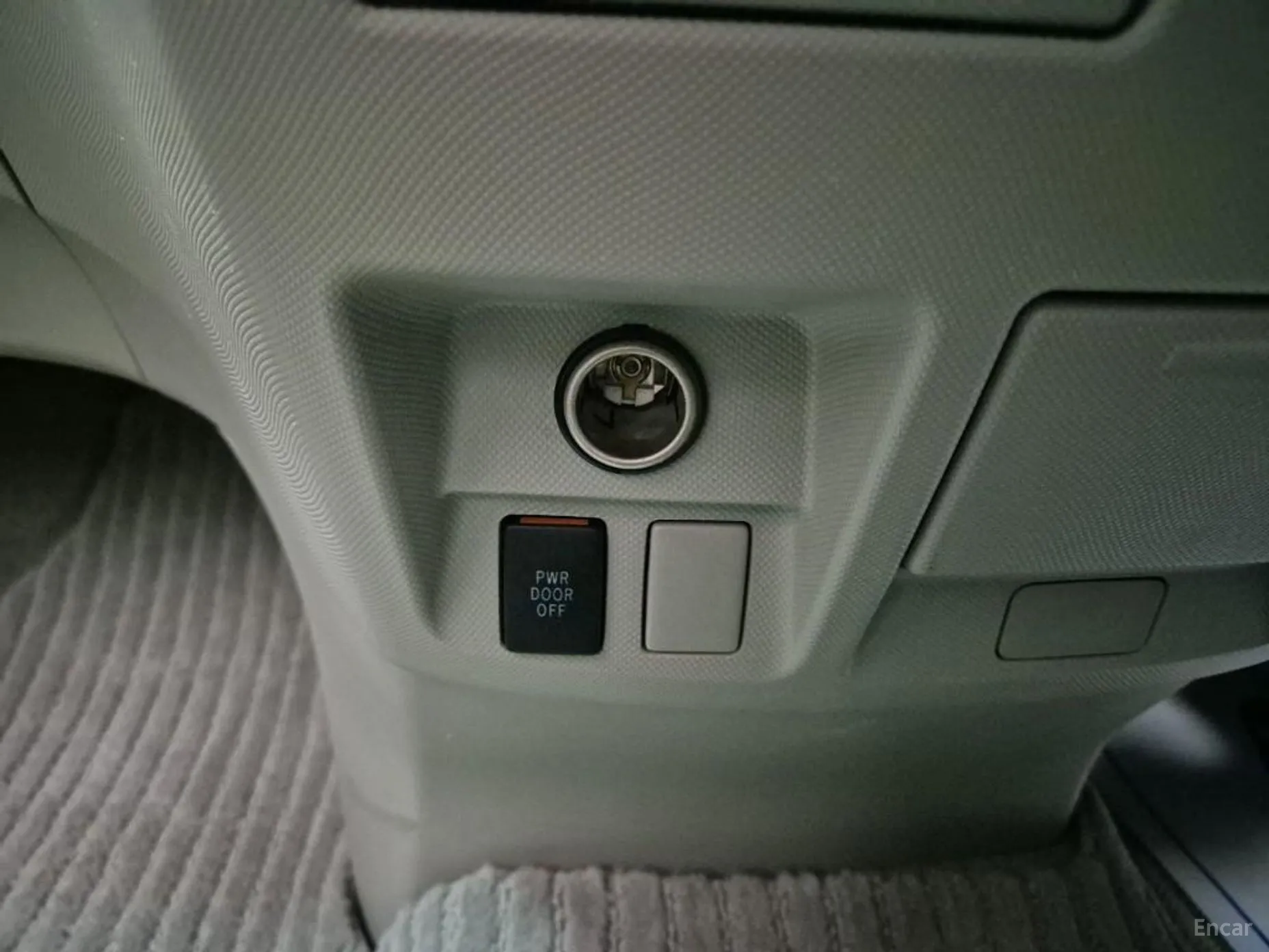 Toyota Estima превью 13