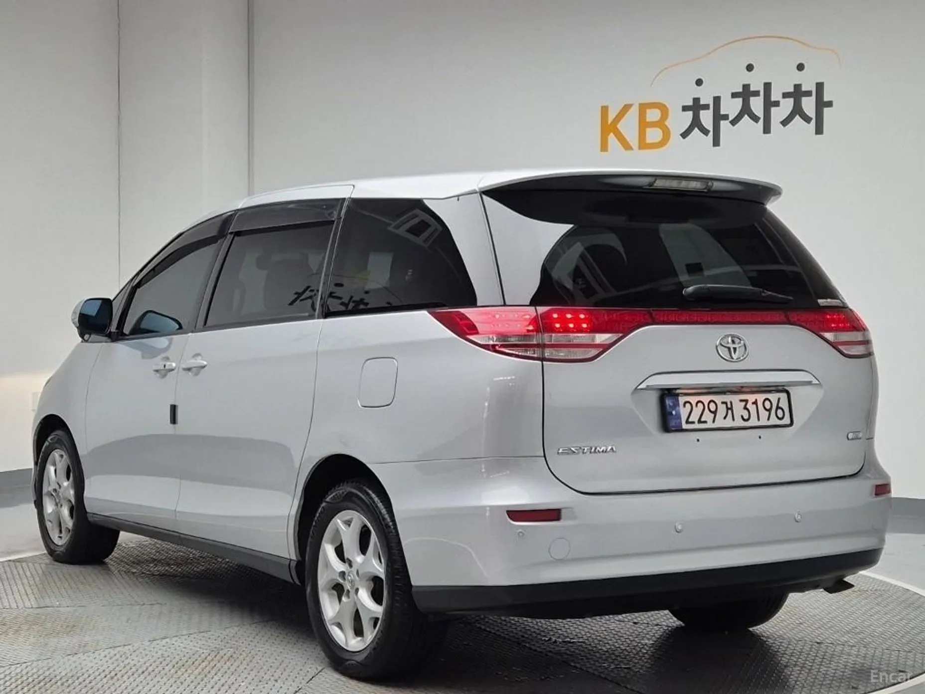 Toyota Estima превью 3