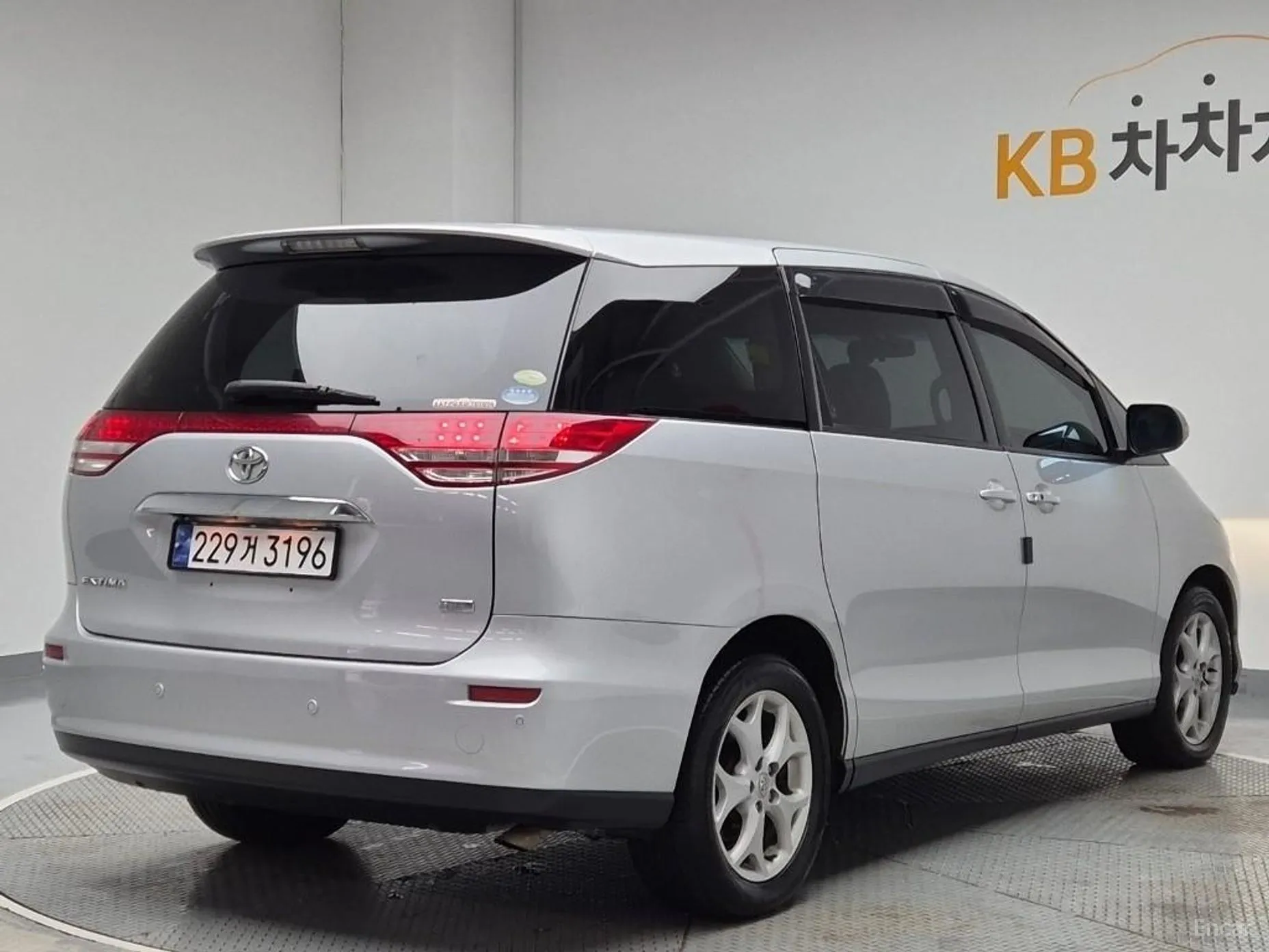 Toyota Estima превью 4