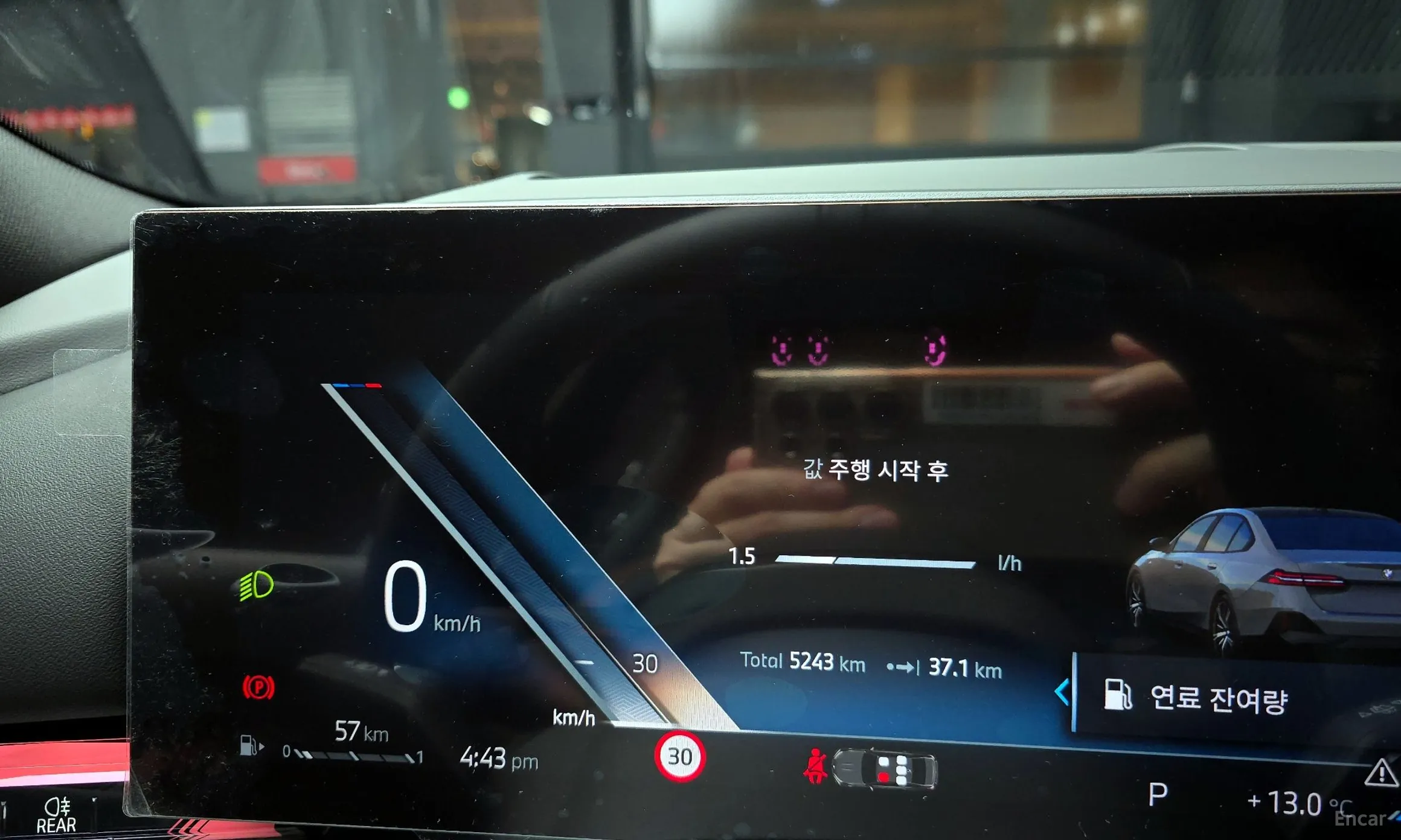 BMW 5 Series (G60) превью 8