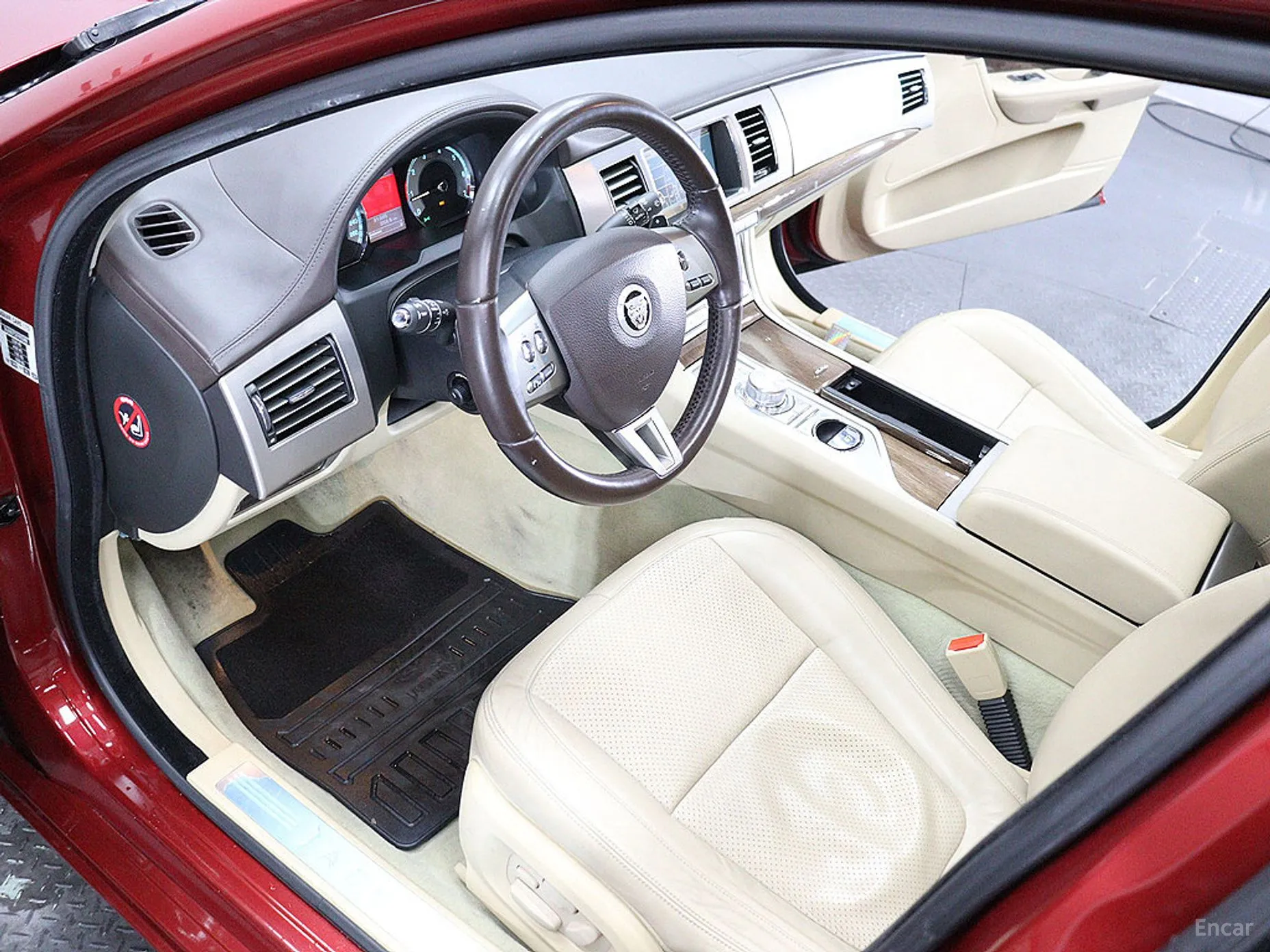 Jaguar XF превью 10