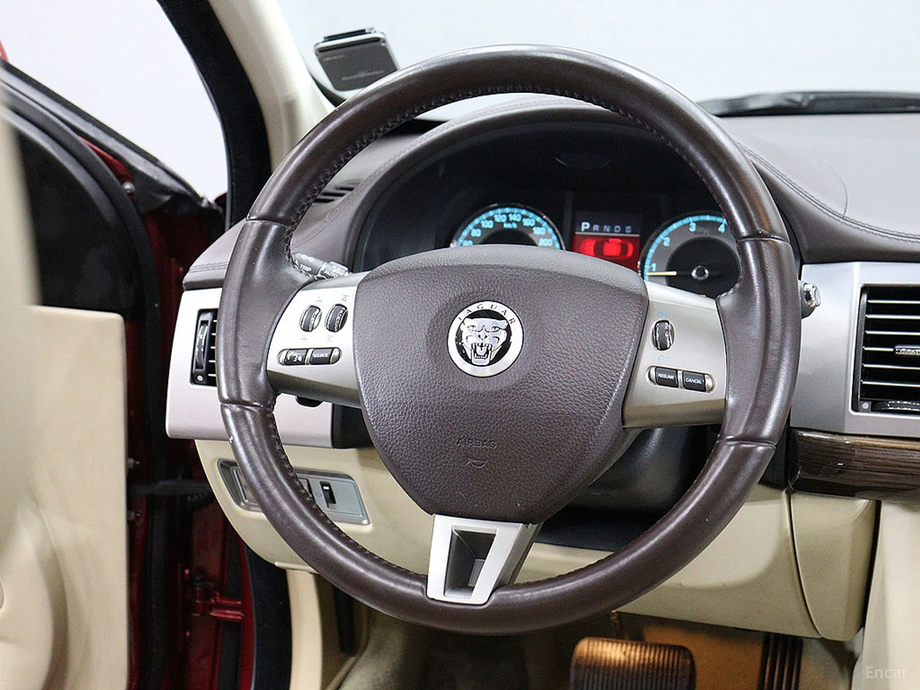 Jaguar XF превью 6