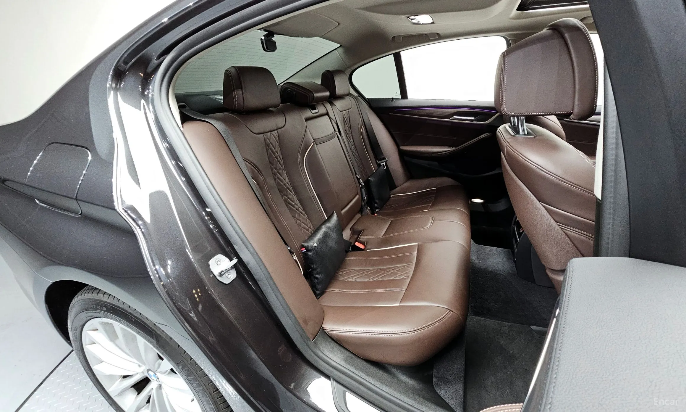 BMW 5 Series (G30) превью 12