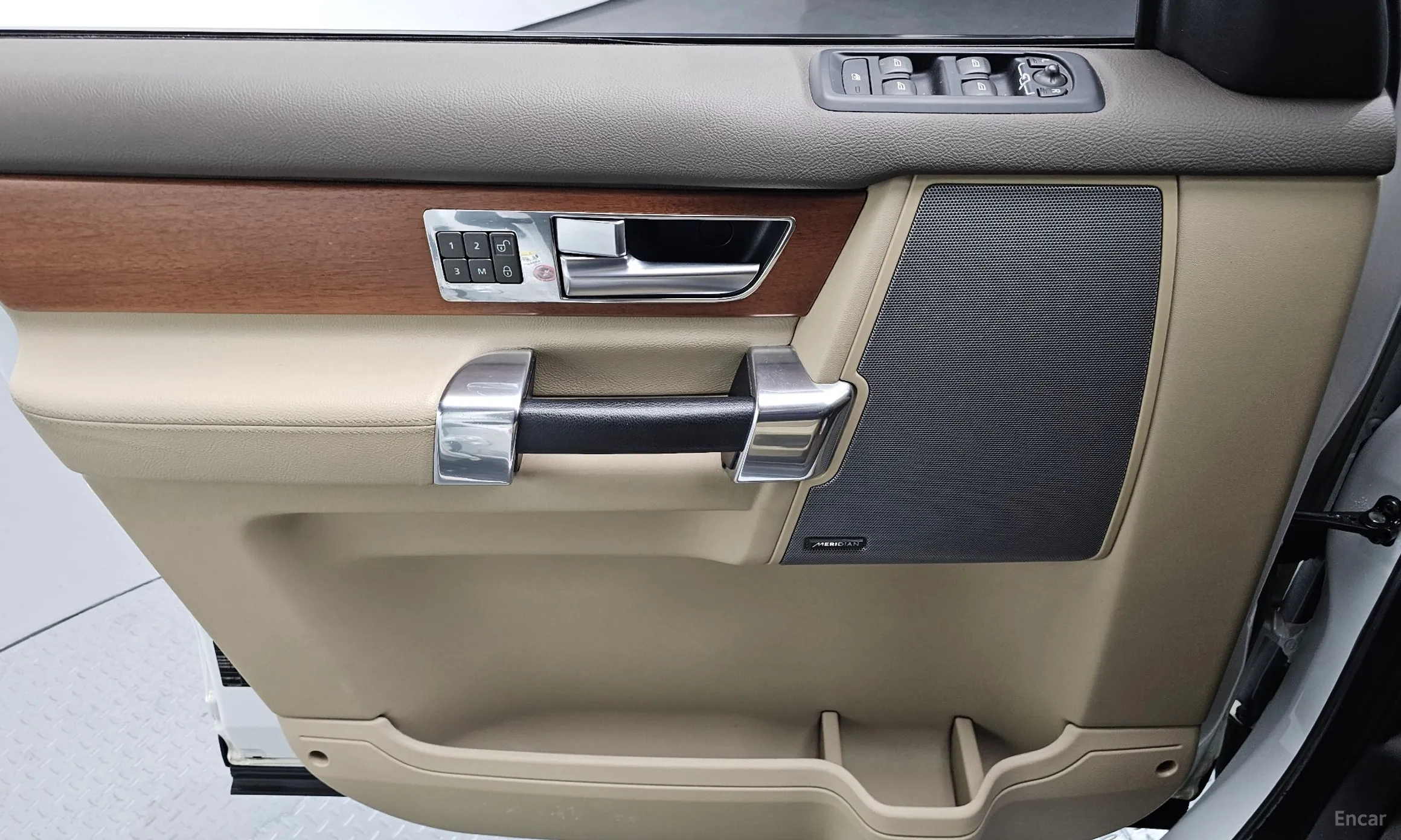 Land Rover Discovery 4 превью 15