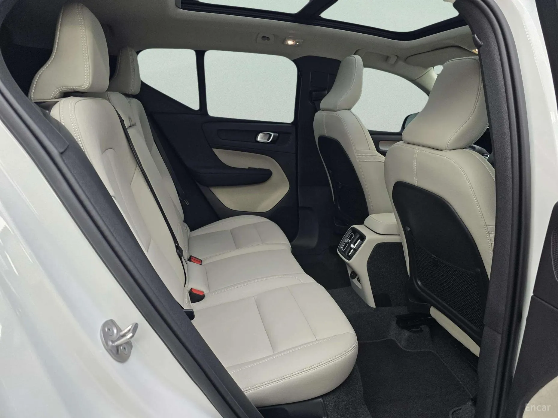Volvo XC40 превью 10