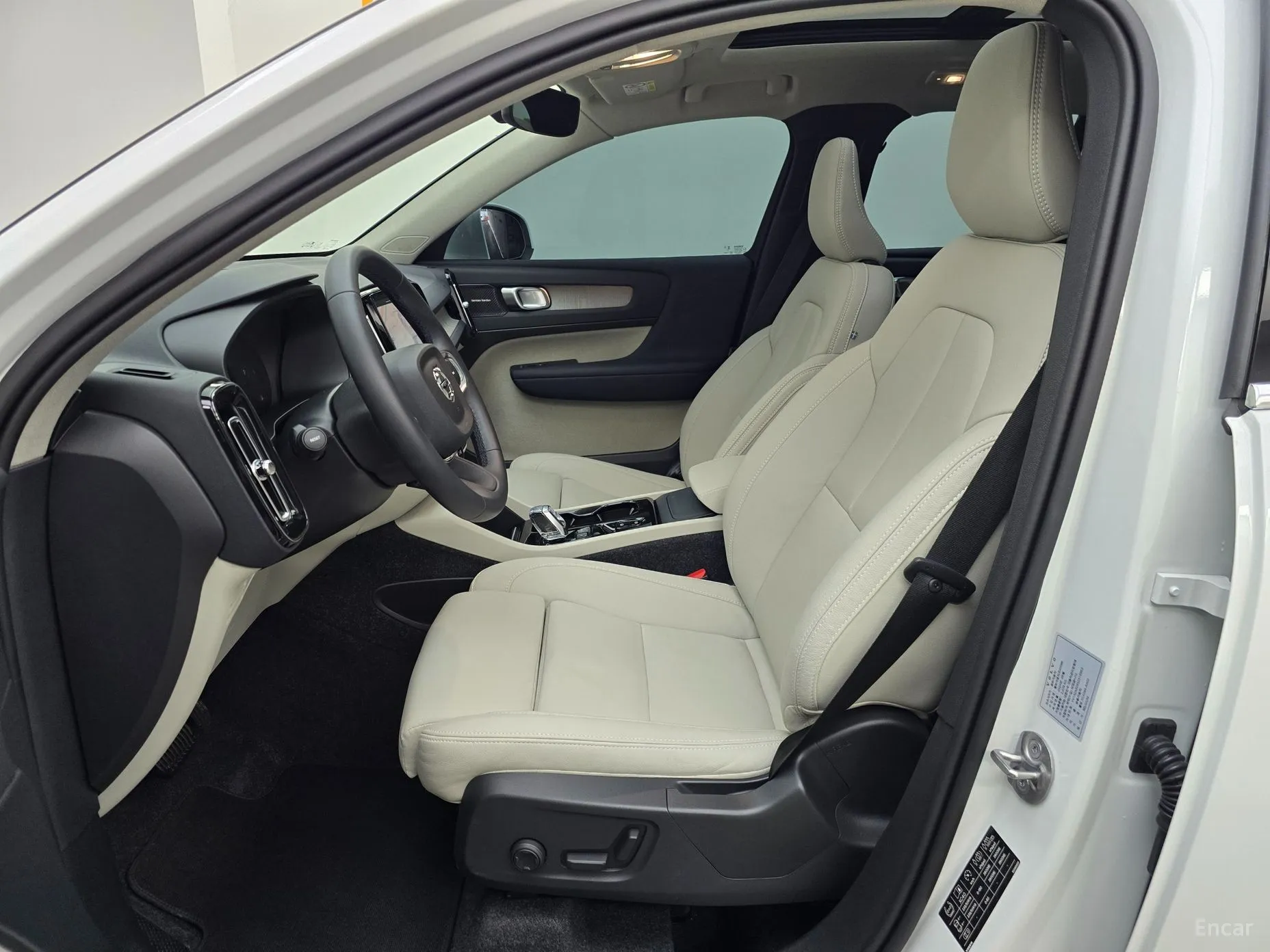 Volvo XC40 превью 9