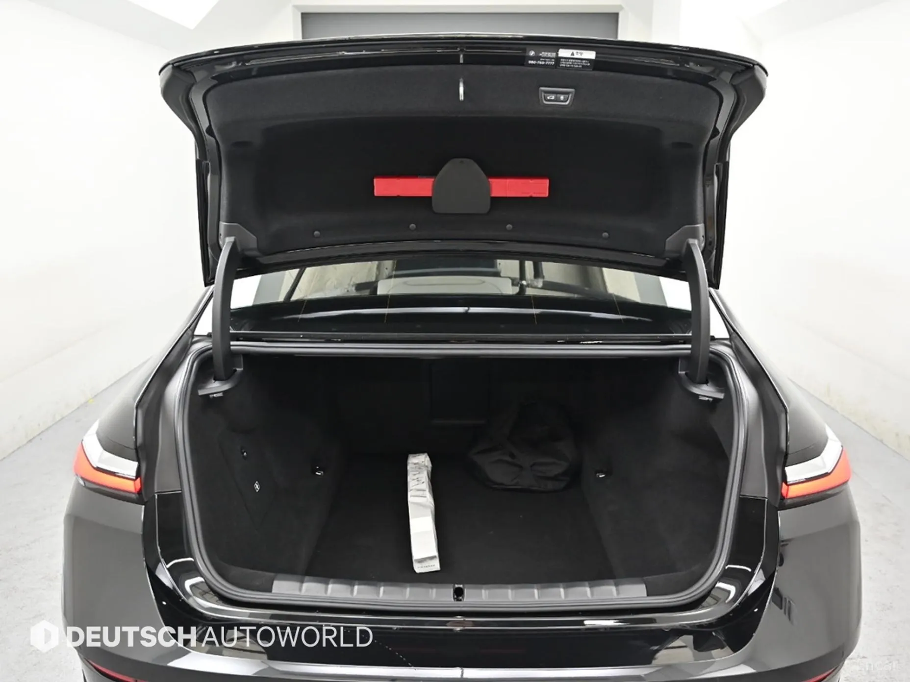 BMW 7 Series (G70) превью 19