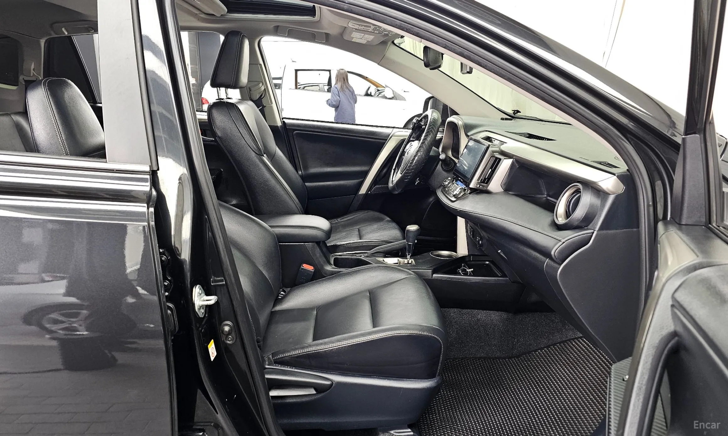 Toyota RAV4 превью 11