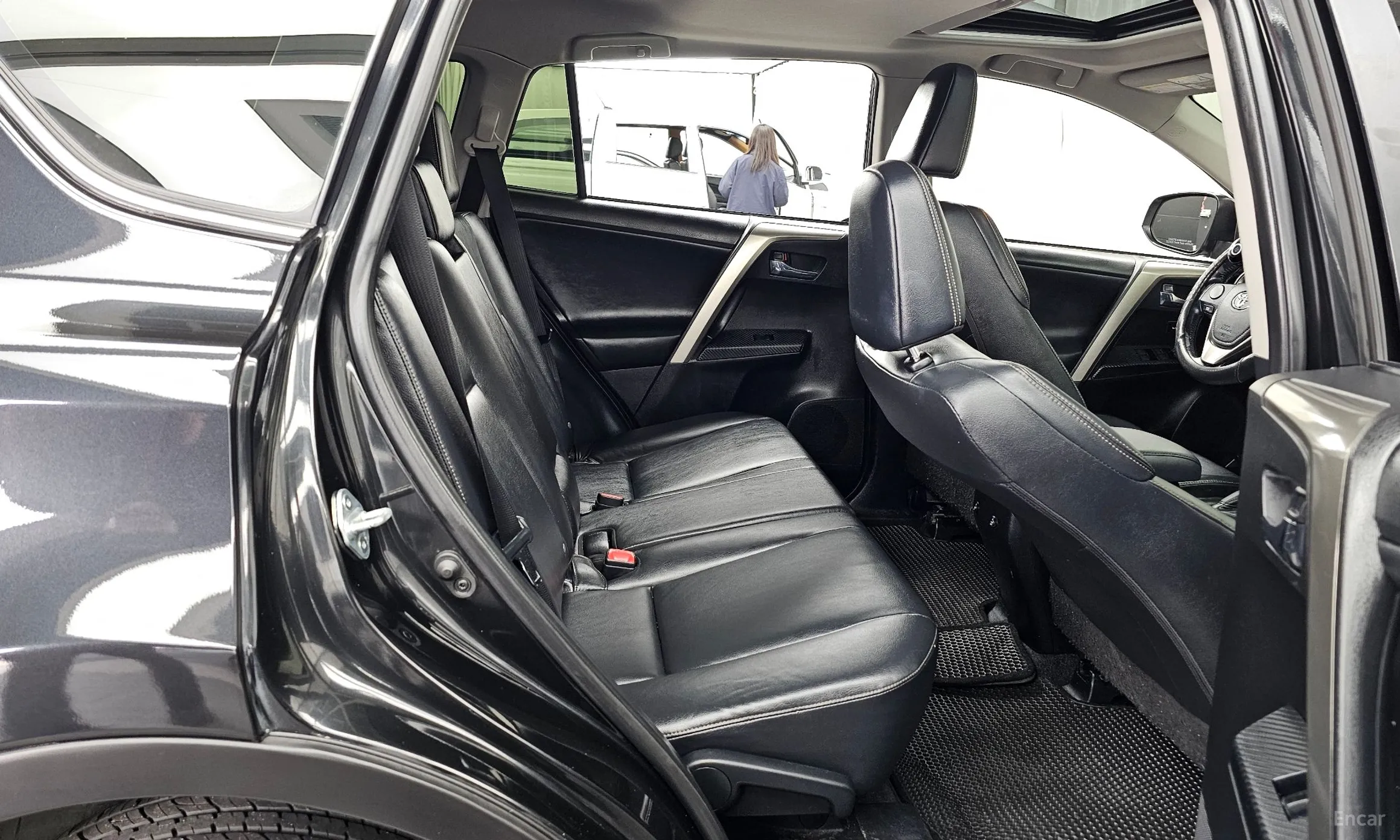 Toyota RAV4 превью 12