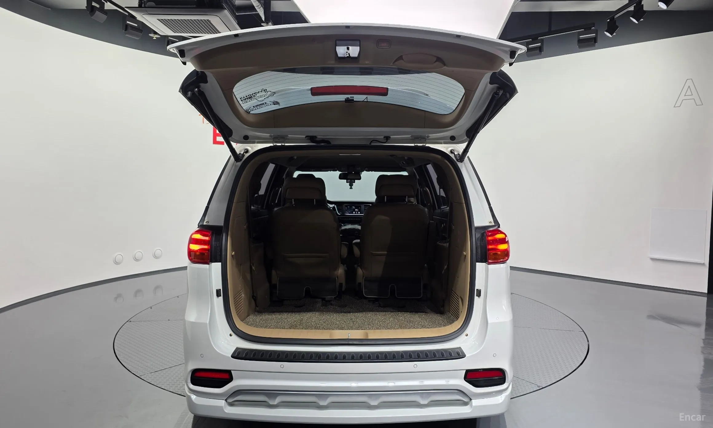 Kia Carnival превью 20