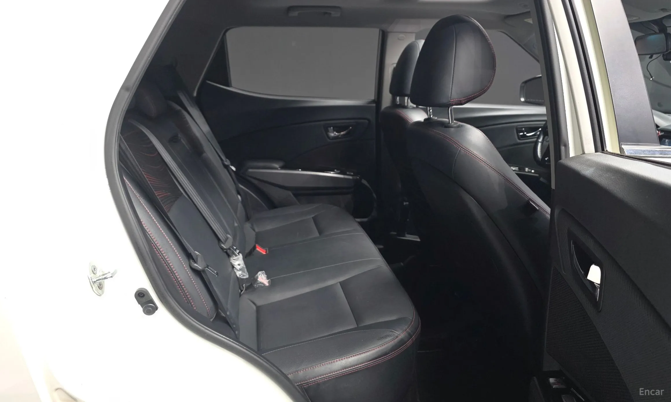 KG Mobility (SsangYong) Tivoli Air превью 12