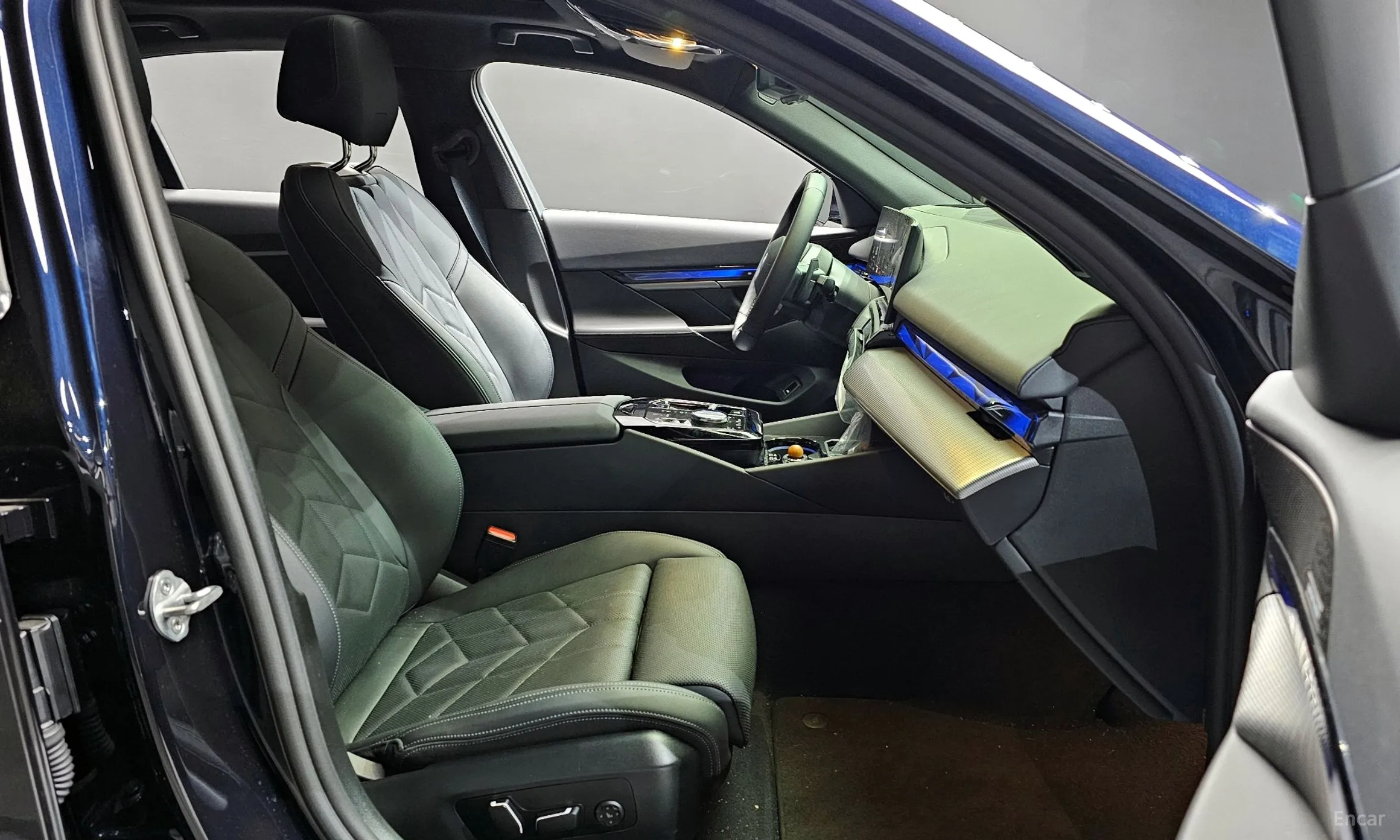 BMW 5 Series (G60) превью 10