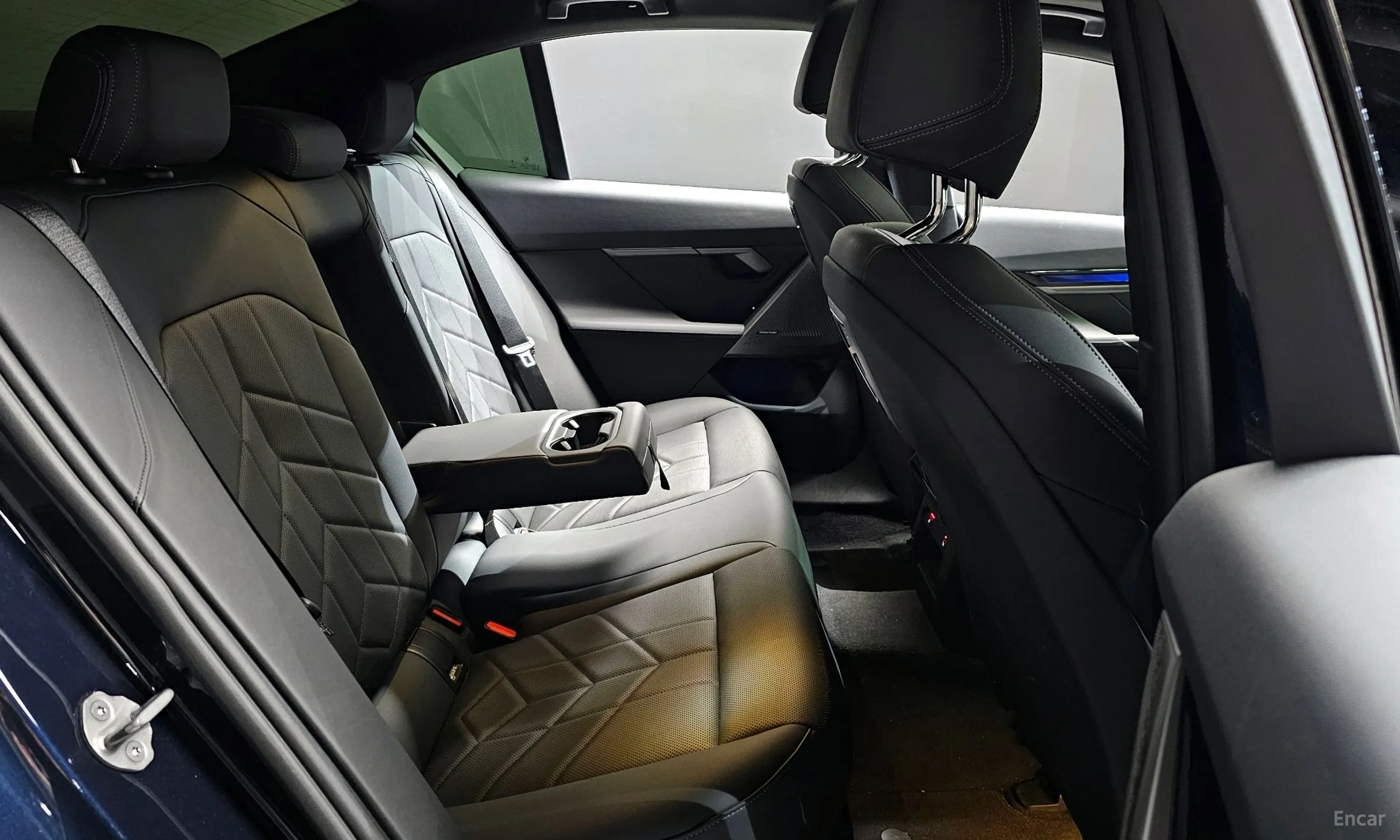 BMW 5 Series (G60) превью 12