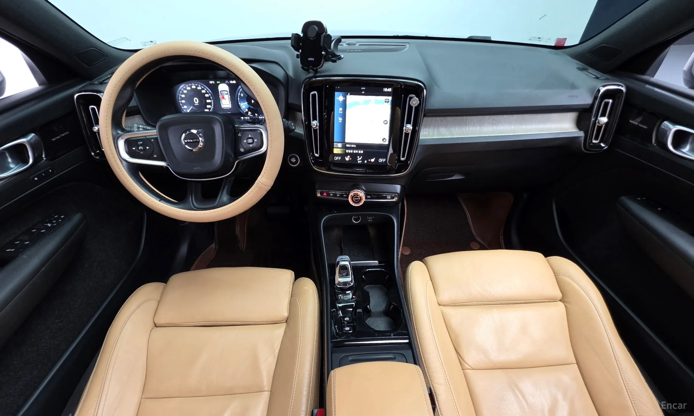 Volvo XC40 превью 7